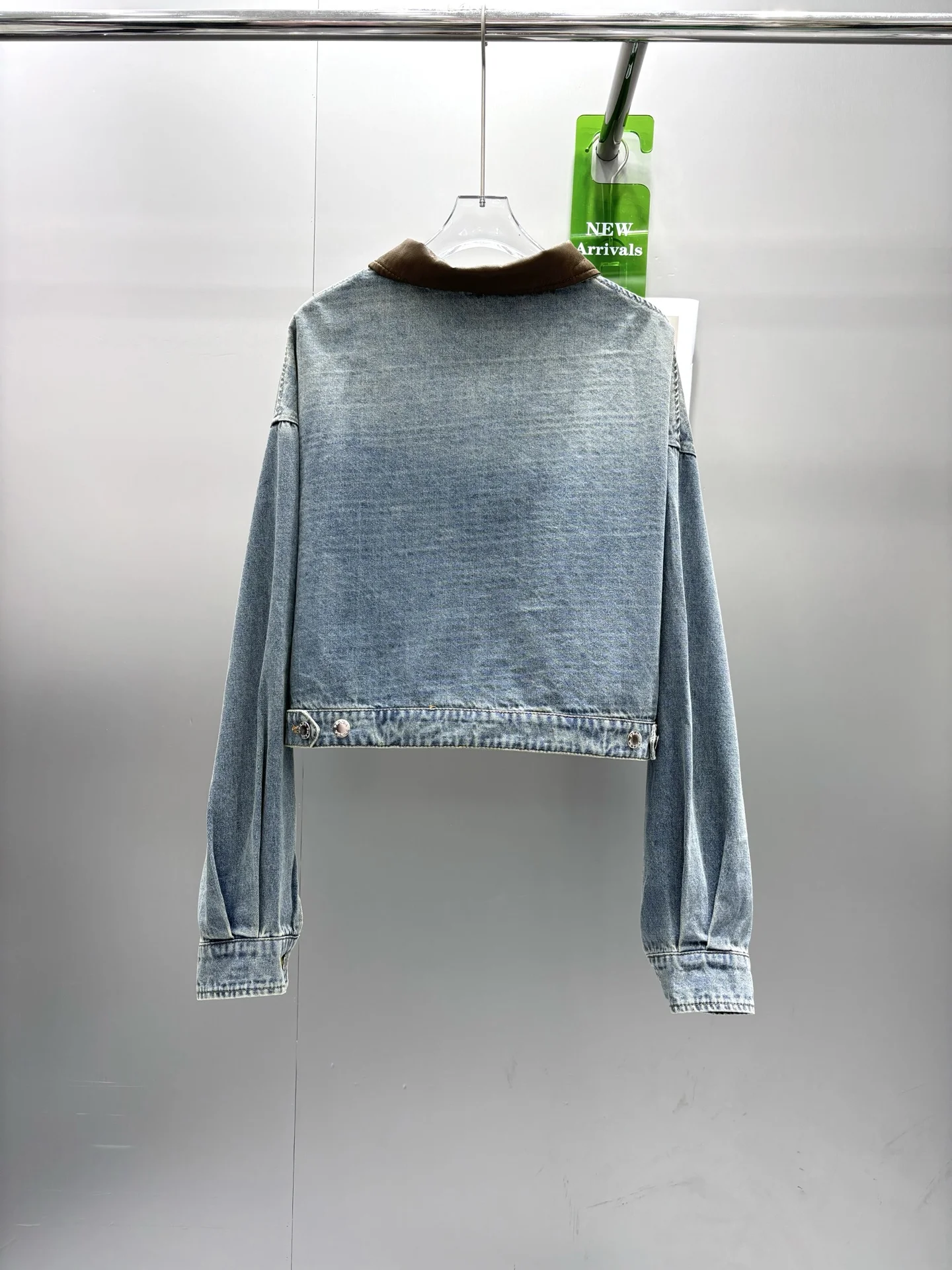 

A Short Denim Jacket With A Lapel Pocket Zipper For Women