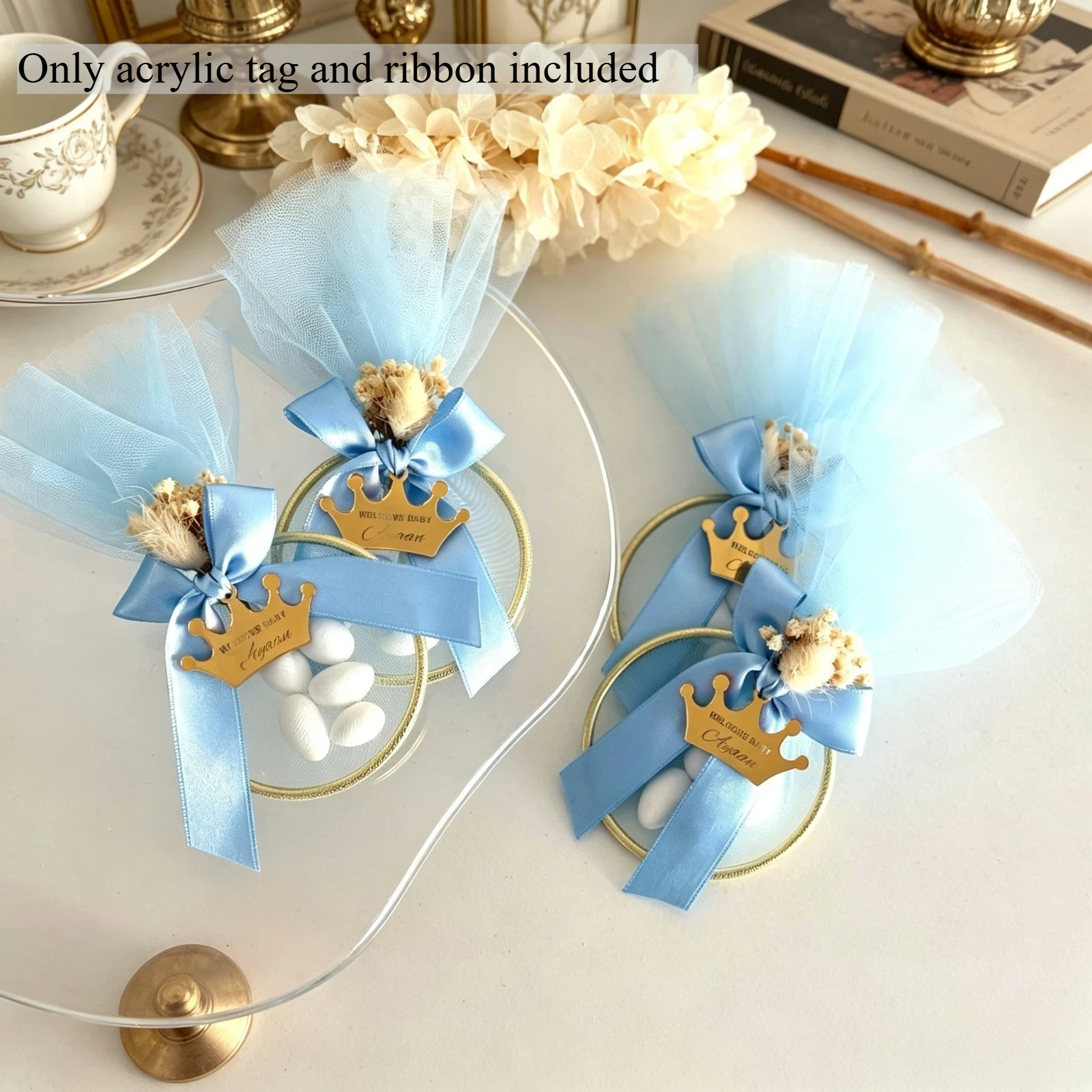 Étiquettes en acrylique dorées en forme de couronne, nœuds en satin multicolores, étiquettes personnalisées gravées avec le nom, souvenirs personnalisés pour baptême et cérémonie.