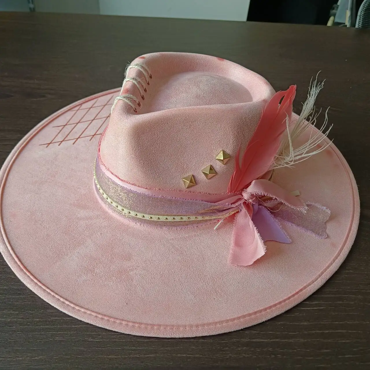 Cappello jazz caffè a tesa larga per uomo e donna, moda retrò, fedora decorata con piume rivettate, cappello di paglia Panama, nuovo stile