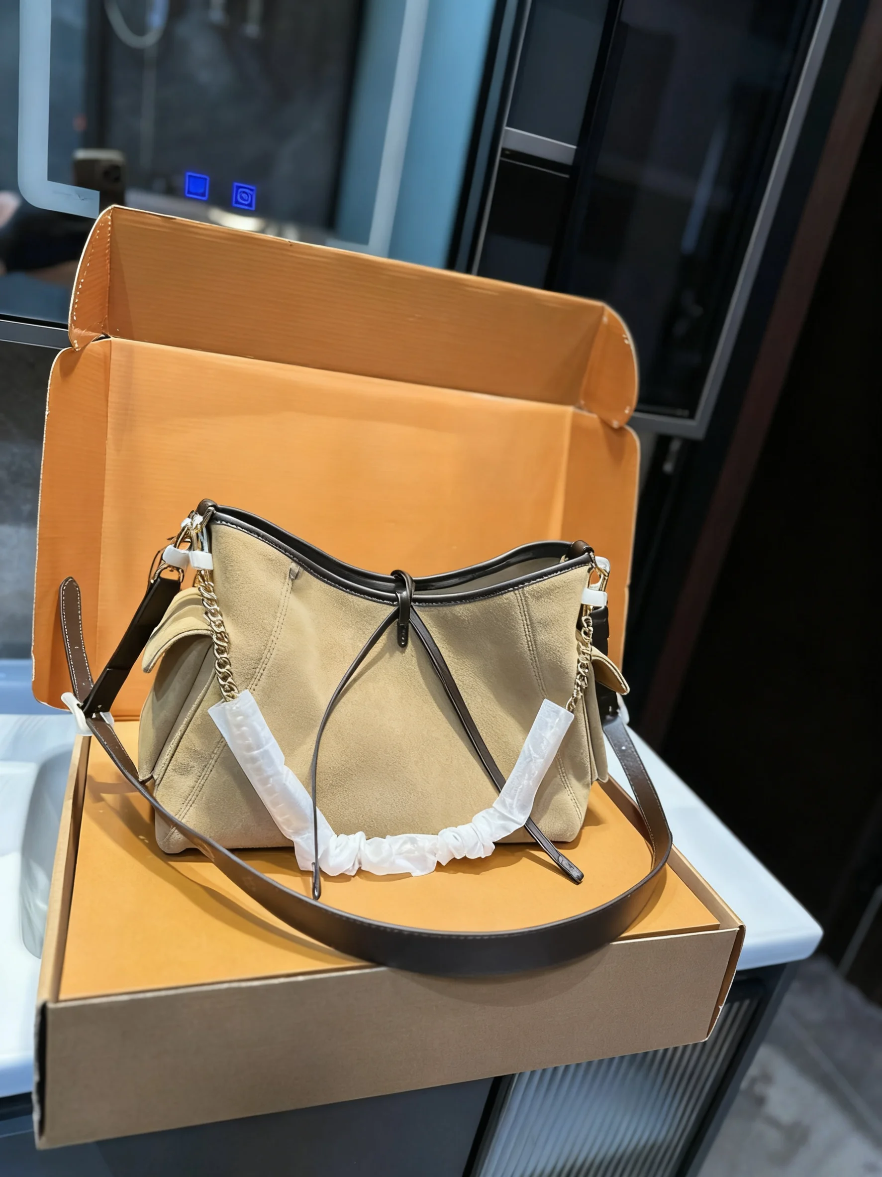 

2025 New SIZE: 37x25 CM Fashionable Versatile bags leather cherry Portable can be carried on the shoulder no boxes