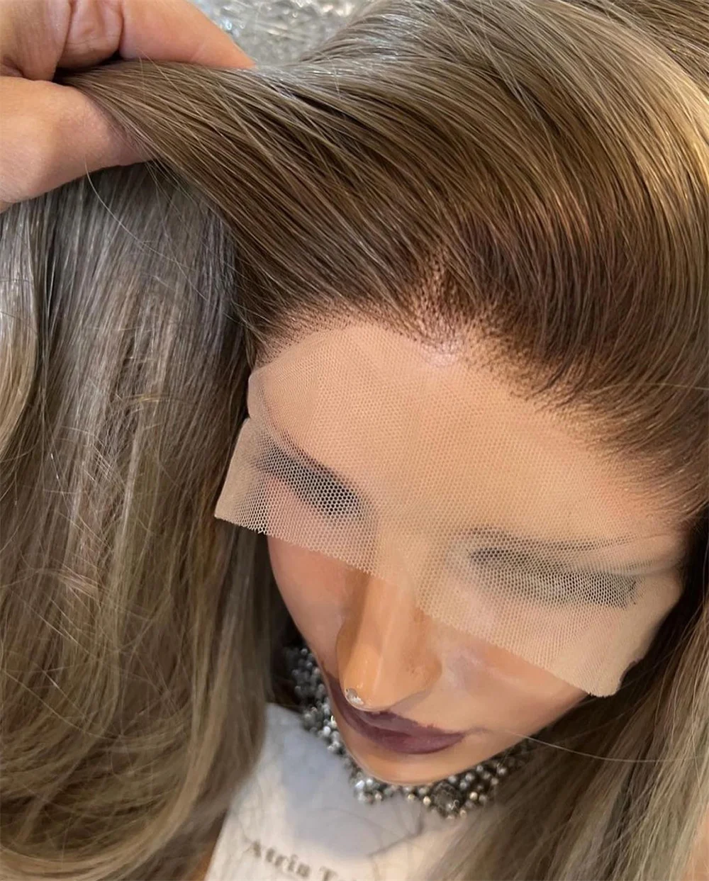 

Carmel Blonde Synthetic Hair Wig Chunky Mixed Brown Highlights Lace Front Wig 13x4 Free Part HD Pre-Pluck Invisible HD Lace Wig