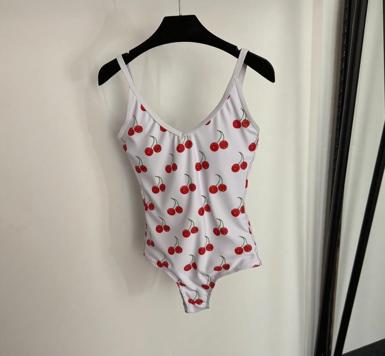 

Новый цельный купальник с подтяжками с вишневым принтом и подушечками для груди