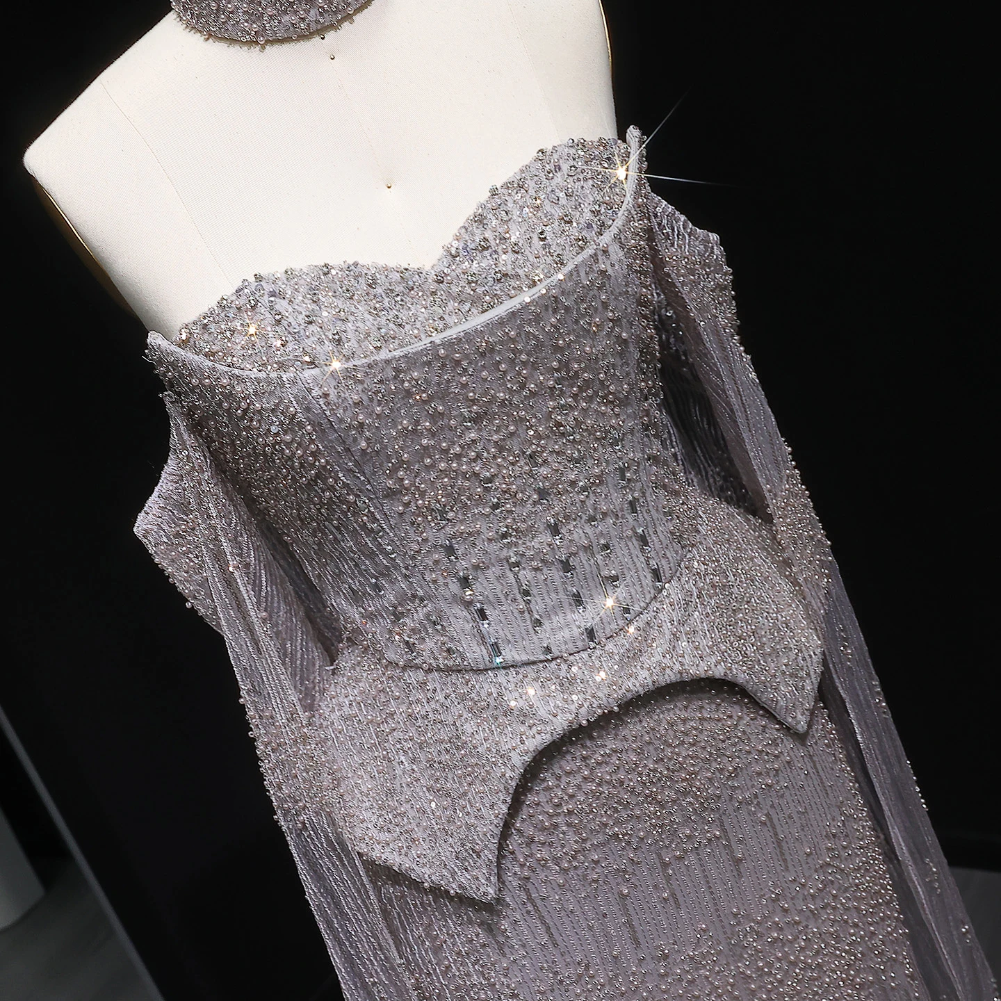 Sharon Said Luxuriöses graues Kristall-Abendkleid mit fließenden Ärmeln 2026 Elegantes schulterfreies Hochzeitskleid SS558 Maßanfertigung – Detail 17