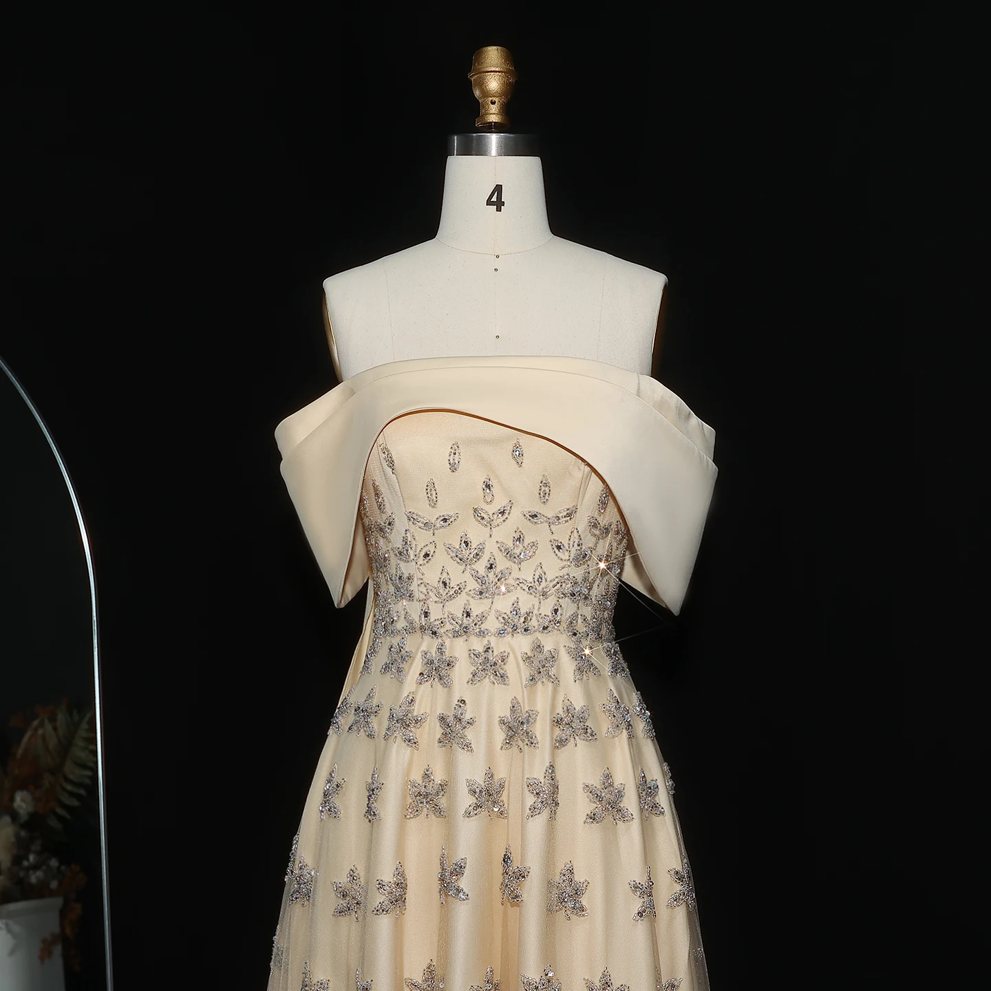 Sharon Said Luxuriöses gelbes Satin-Abendkleid aus Dubai mit Cape, schulterfrei, für arabische Frauen, Hochzeitsfeierkleider SS455, maßgeschneidert – Detail 26