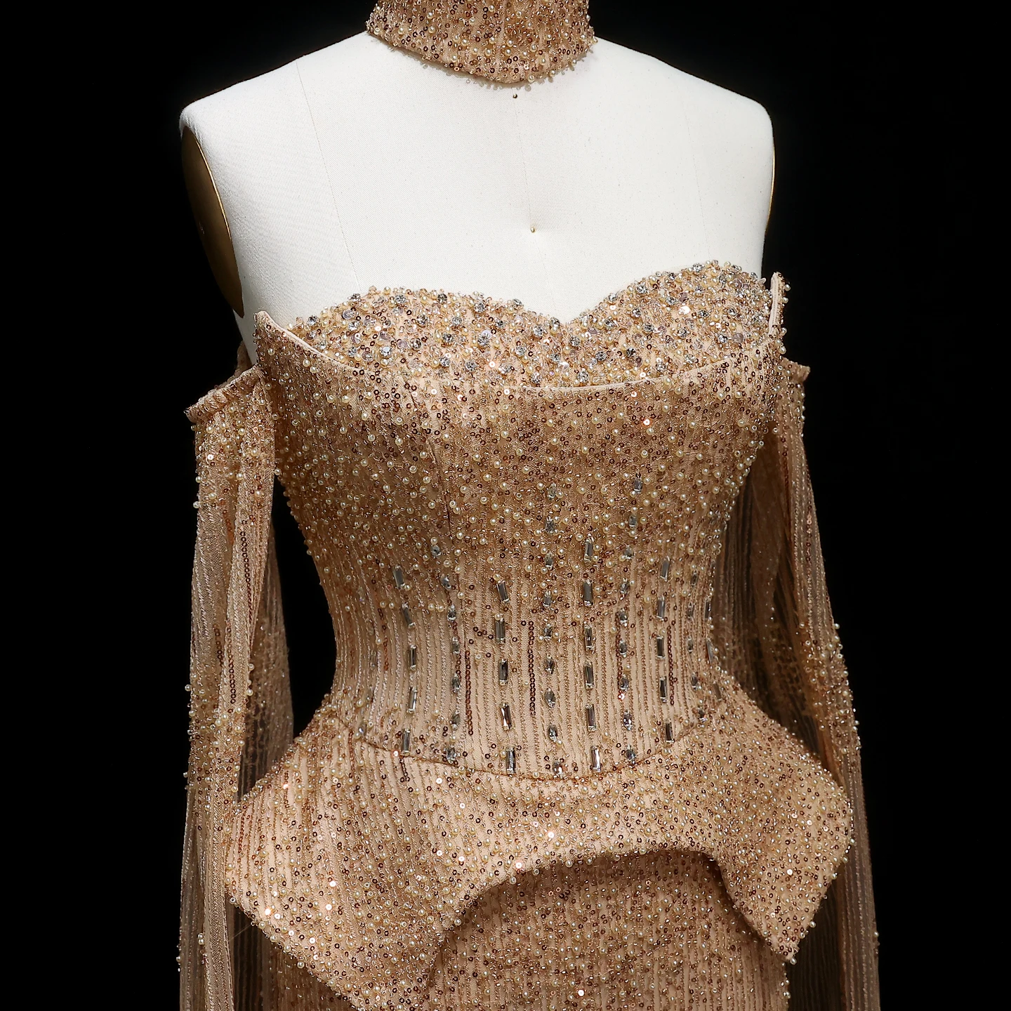 Sharon Said Luxuriöses graues Kristall-Abendkleid mit fließenden Ärmeln 2026 Elegantes schulterfreies Hochzeitskleid SS558 Maßanfertigung – Detail 11