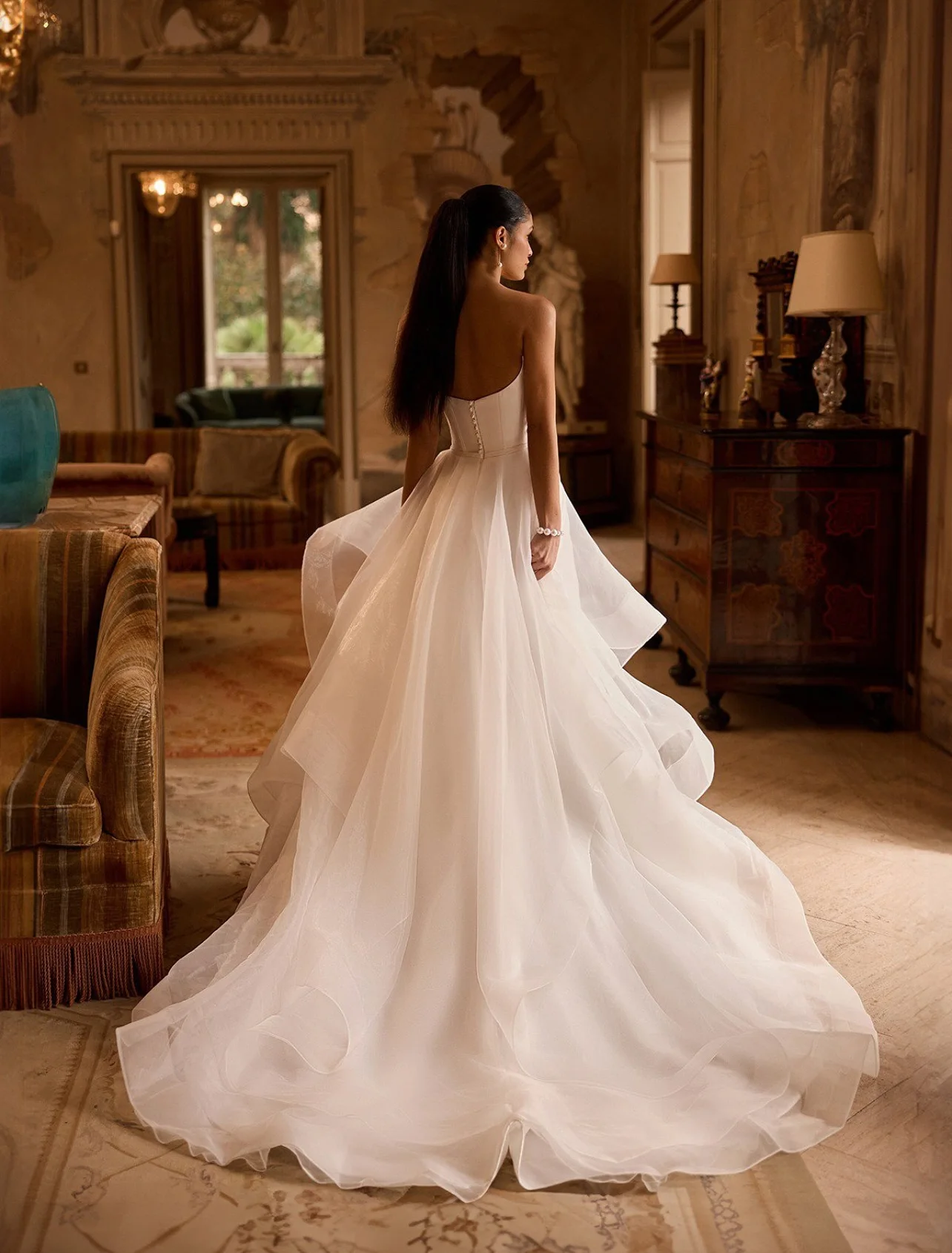 Customized White Strapless Buttons Back Wedding Dress Elegant High Quality Delicate Bridal Party Organza Sleeveless Bridal Gowns