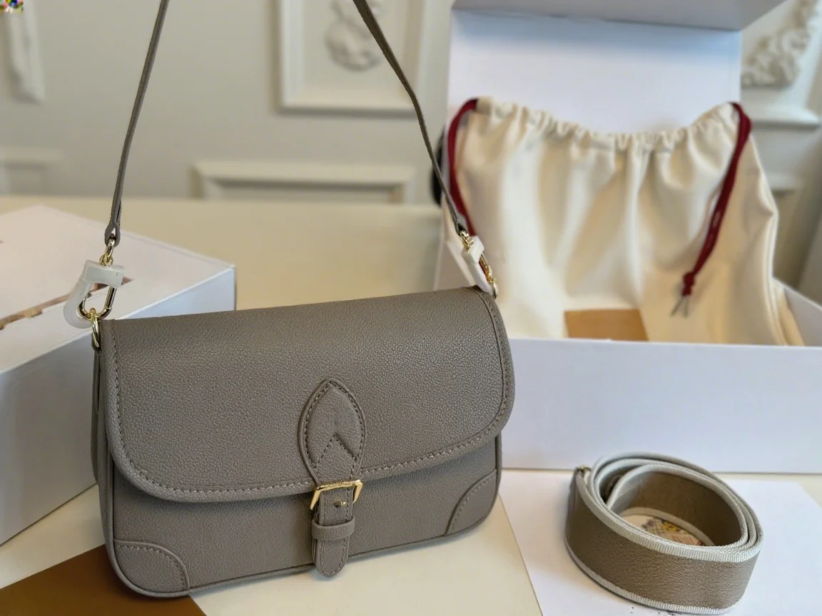 

2025 New SIZE: 25X14 CM Fashionable Versatile bags leather Portable can be carried on the shoulder no boxes