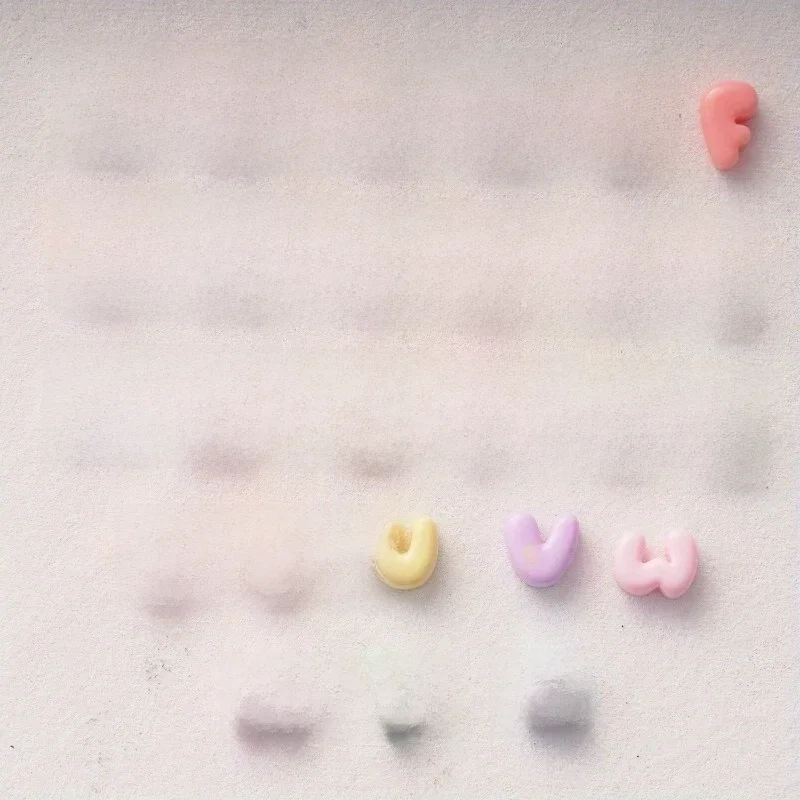 50pcs solide couleur aléatoire lettres mignon dessin animé crème colle coque de téléphone résine accessoires pince à cheveux bijoux à bricoler soi-même à la main