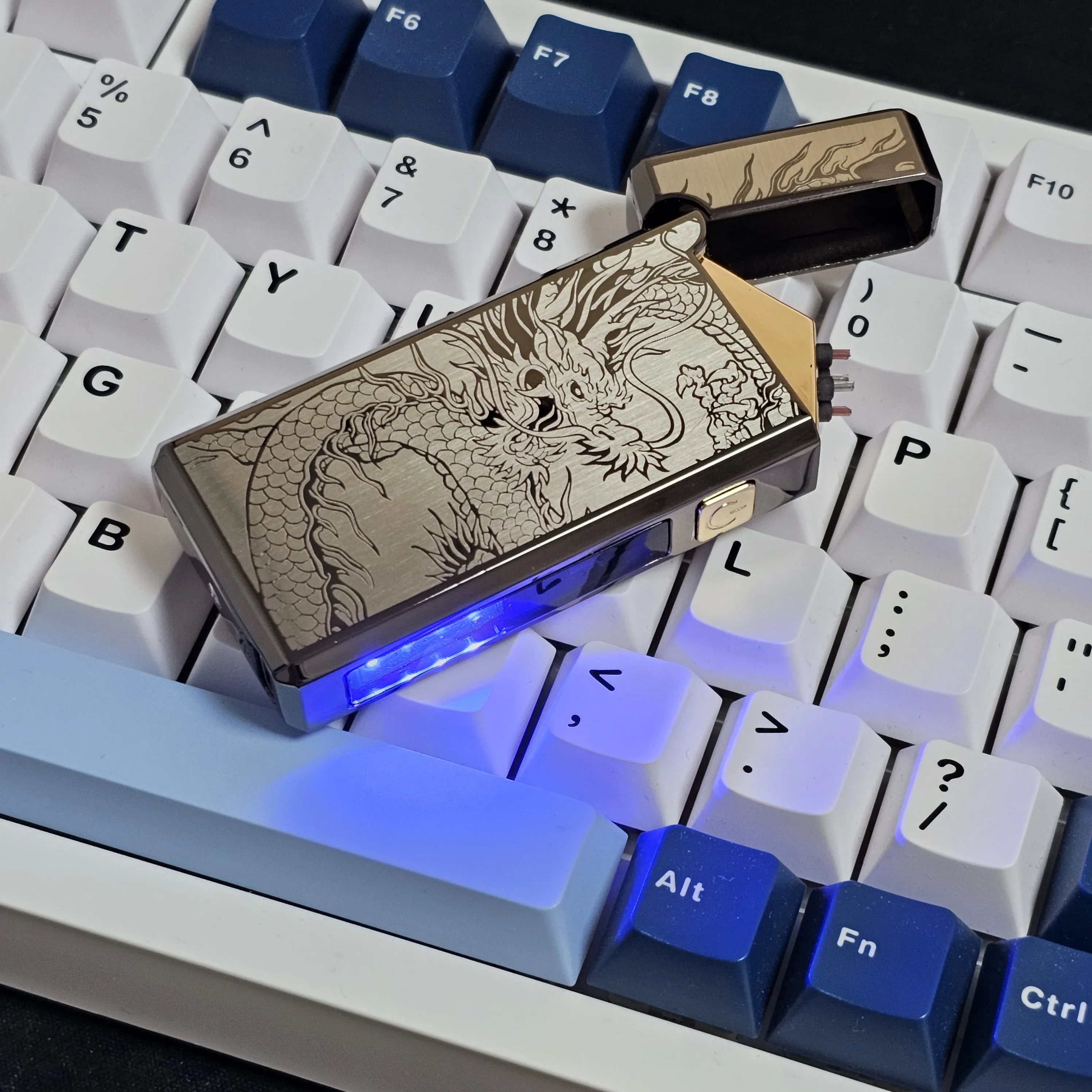 1 ولاعة خارجية أنيقة مصنوعة يدويًا منقوشة بالتنين الأسود للرجال - بطارية 500 مللي أمبير في الساعة مع طاقة طويلة الأمد، نوع C عالي الجودة