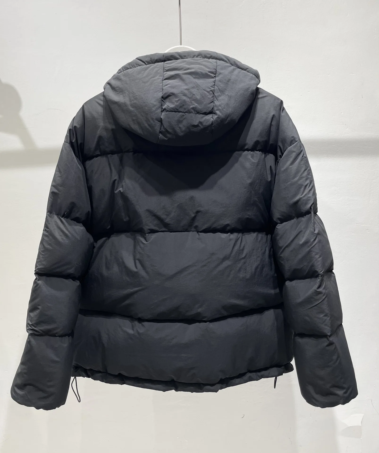 

Autumn-Winter 2025 Zip-Front Down Jacket for Women: Hooded Long-Sleeve Puffer Coat in Casual Warm Style