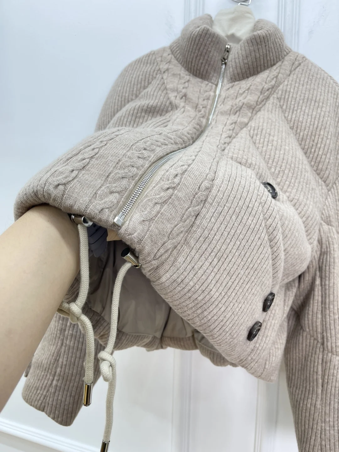 Chaqueta acolchada de punto de color caqui y cachemira para mujer, abrigo acolchado con estampado de diamantes y cremallera recortado de plumón de ganso blanco 90%