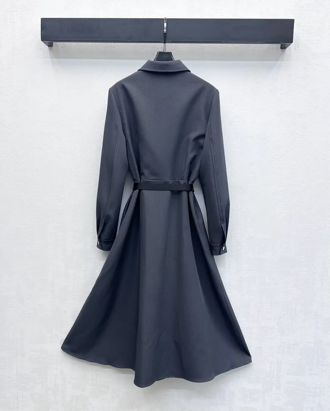 Zimowa nowa kolekcja damskich sukienek koszulowych z wysokiej jakości kołnierzykiem, paskiem i długim rękawem.