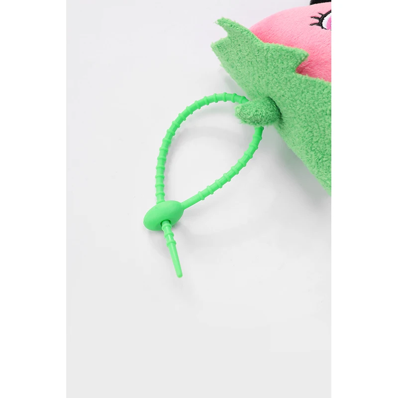 ELFSACK 2025 Herbst Neue Ankunft Nette Große Augen Erdbeere Plüsch Dekor Tasche Charme Schlüsselbund Für Frau