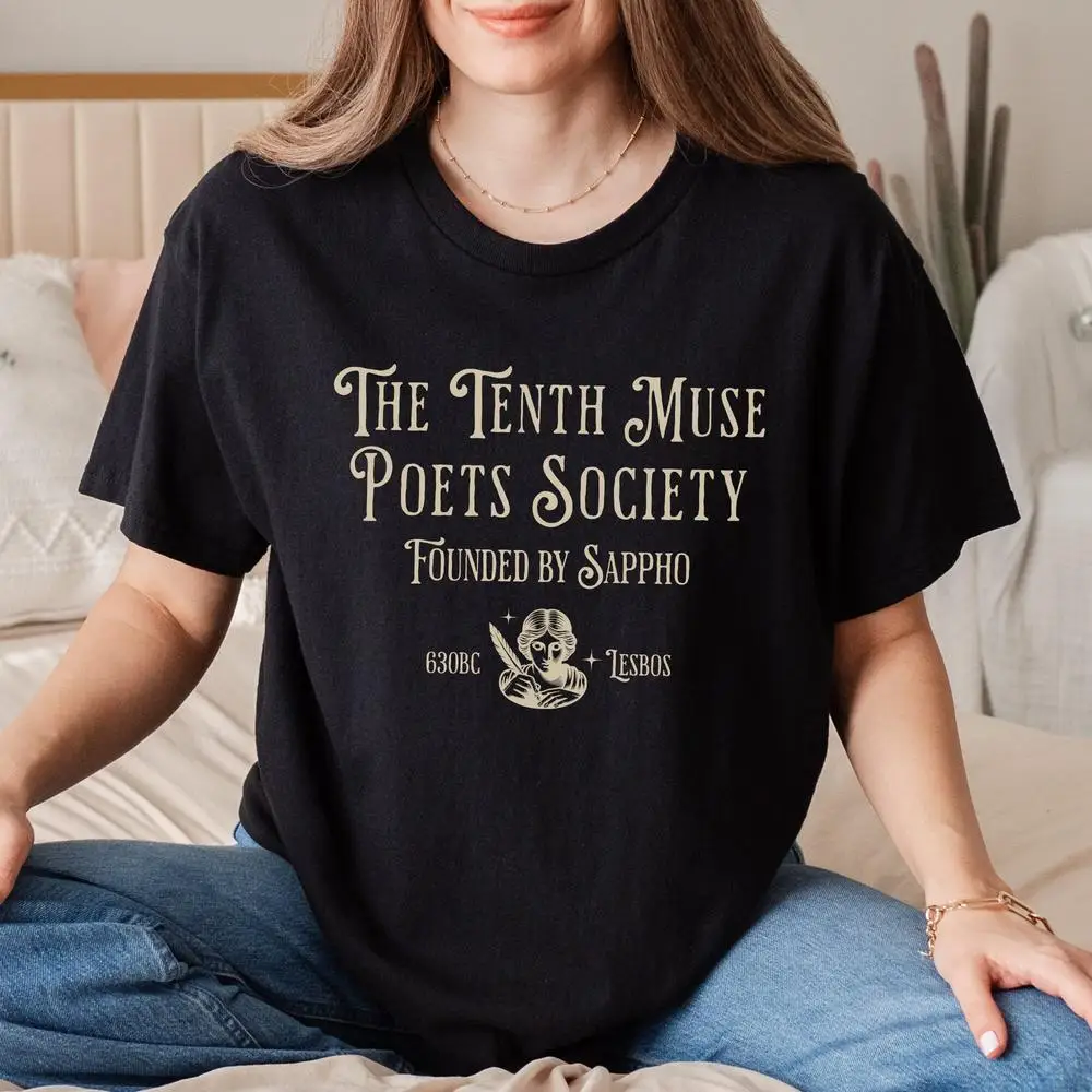 

Женская хлопковая футболка, подарки для книжного клуба, рубашка с круглым вырезом, литературная рубашка, рубашка с сапфиком, футболка с сапфическим рисунком, футболка Subtle Bi Pride