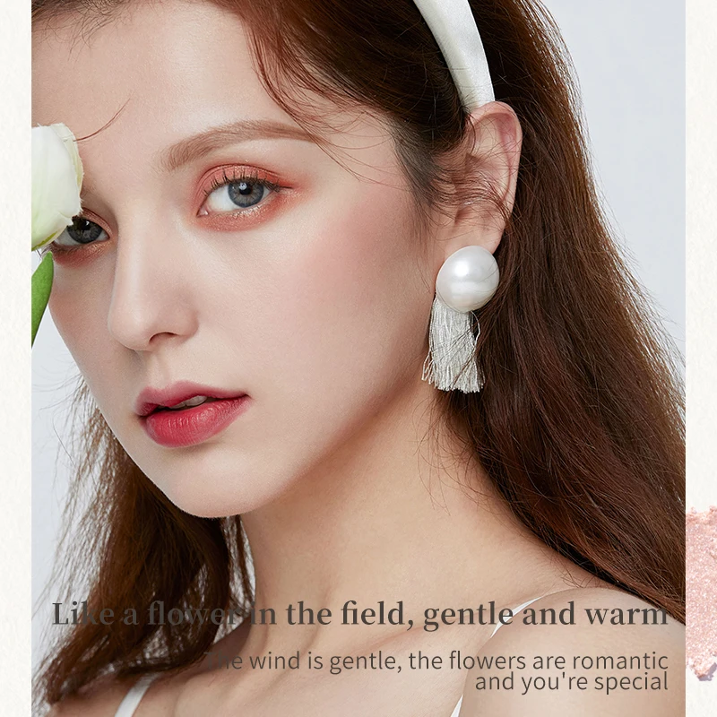 マットとパールのような効果を持つ4色のアイシャドウパレット、ウォータープルーフで長持ちし、自然に溶け込みます。