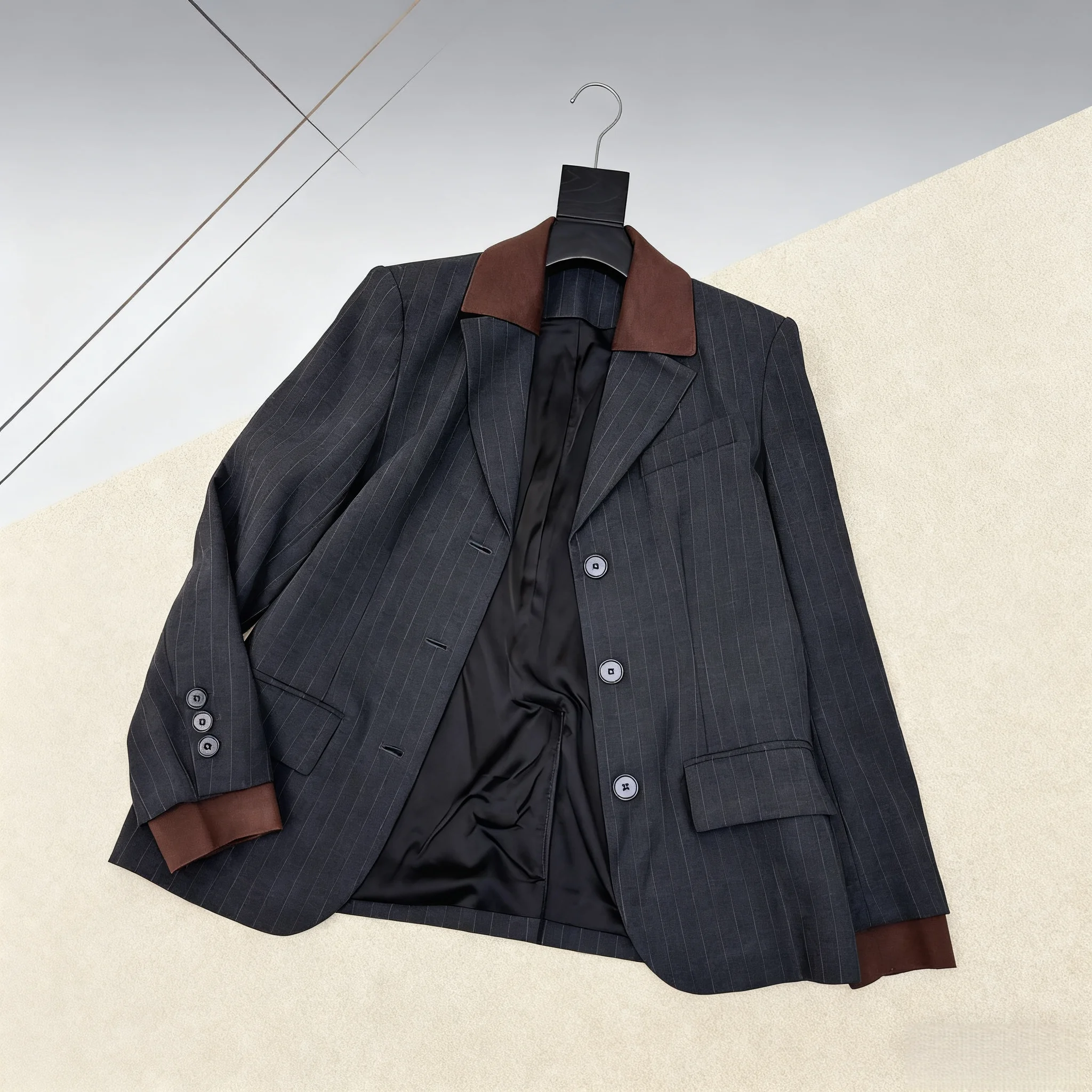 

2025 Новый и модный высококачественный однобортный костюм в рубчик с трехмерным вырезом и отложным воротником