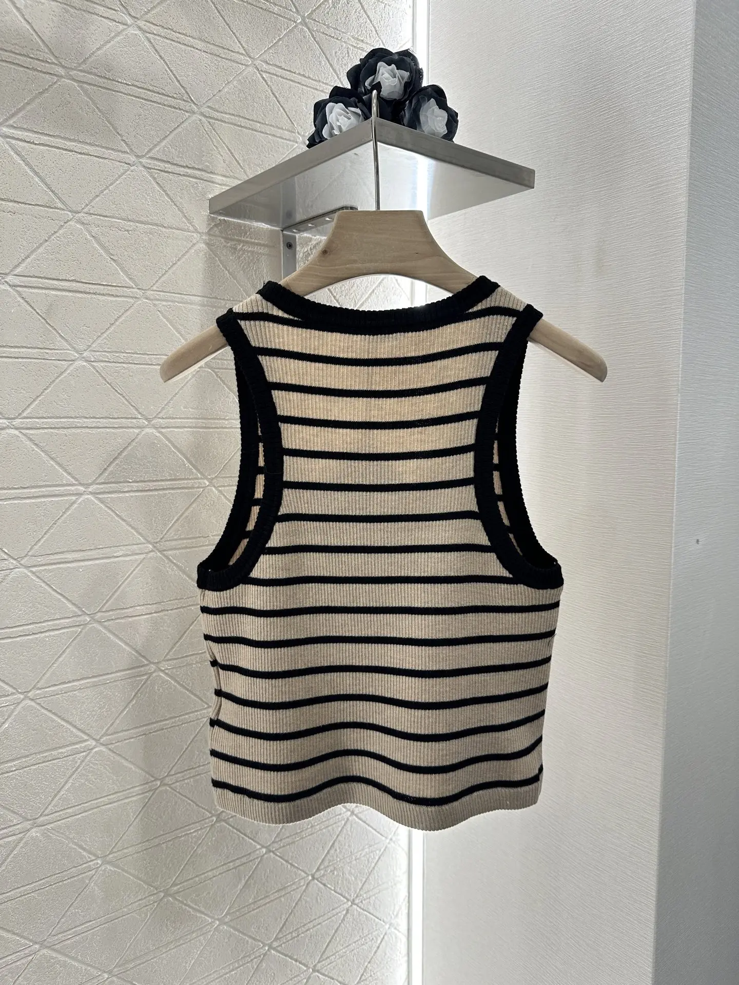 

2025 Summer Model of Mercerized Wool Yarn is Soft Skin-Friendly Comfortable and Stylish U-neck Soft Fashion WYY-08