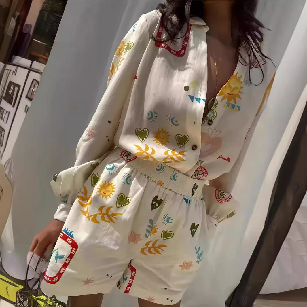 Ensemble décontracté 2 pièces pour femme avec taille élastique, chemise élégante à imprimé floral à revers et manches longues, et short ample – Tenue de vacances
