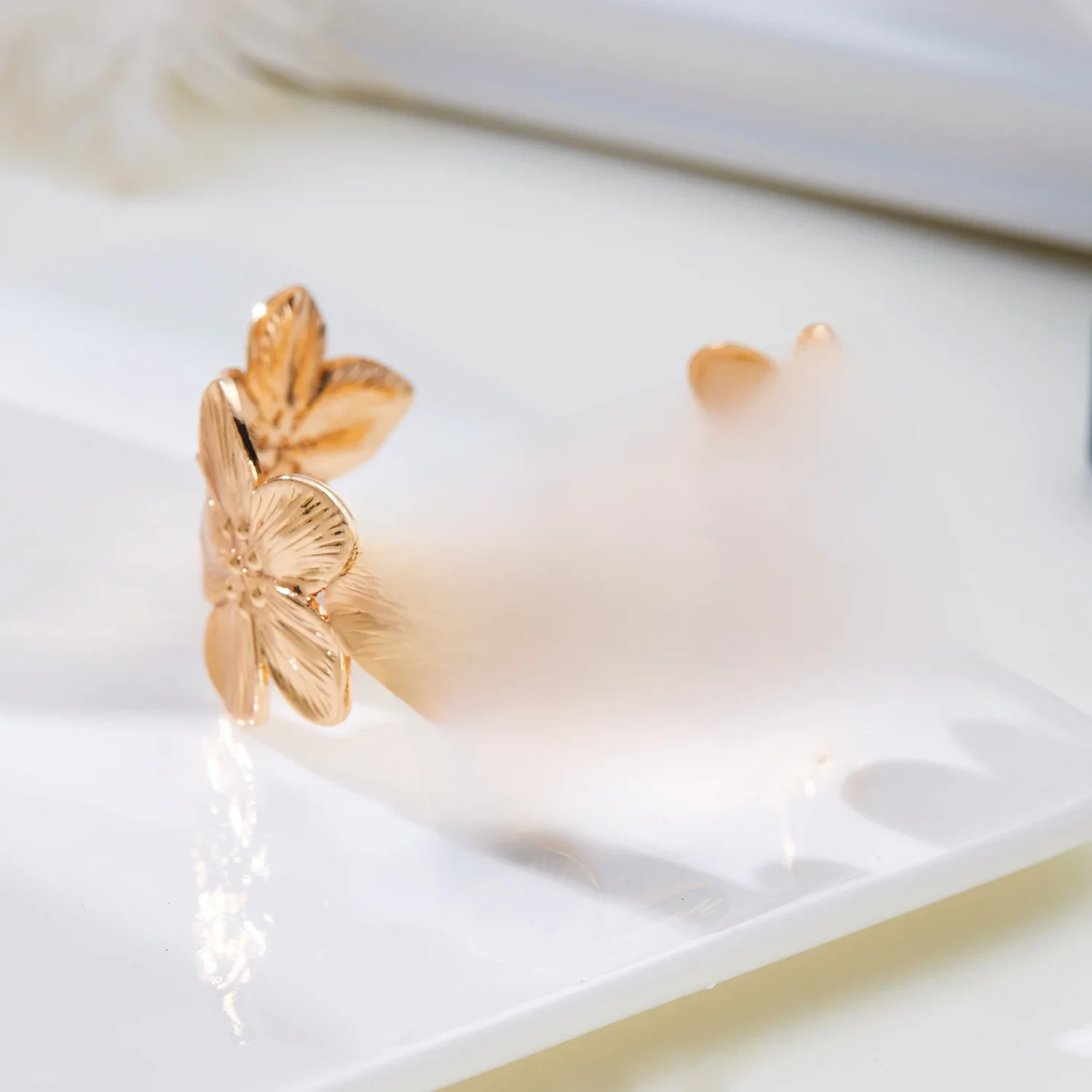 Wysokiej jakości stal nierdzewna Hollow Flower Butterfly otwarta szeroka bransoletka pozłacane regulowane bransoletki mankietowe dla kobiet biżuteria — zdjęcie 2