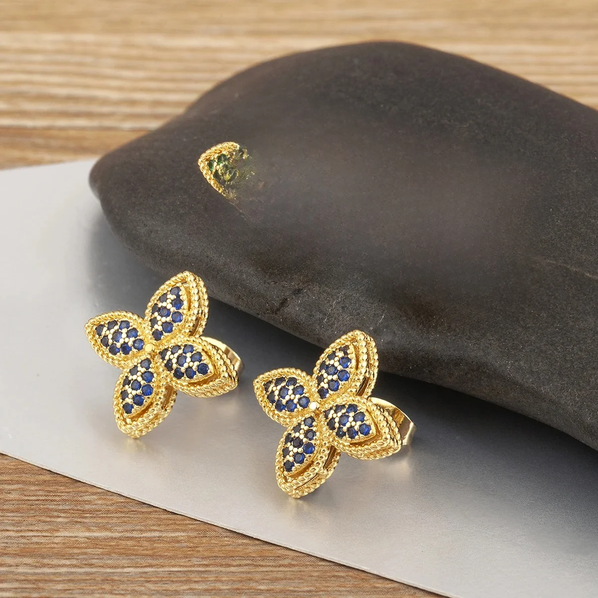 Nidin Korea Beliebte Blume Form Pflastern Glänzenden Kristall Zirkon Stud Ohrringe Für Frauen Mode Weibliche OL Stil Ohr Schmuck Feines Geschenk