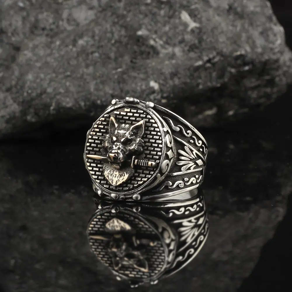 Unique Wolf Design Men 925 Sterling Silver Ring Fine Jewelry Elegant and Sophisticated Men's Fashion Accessory for Men