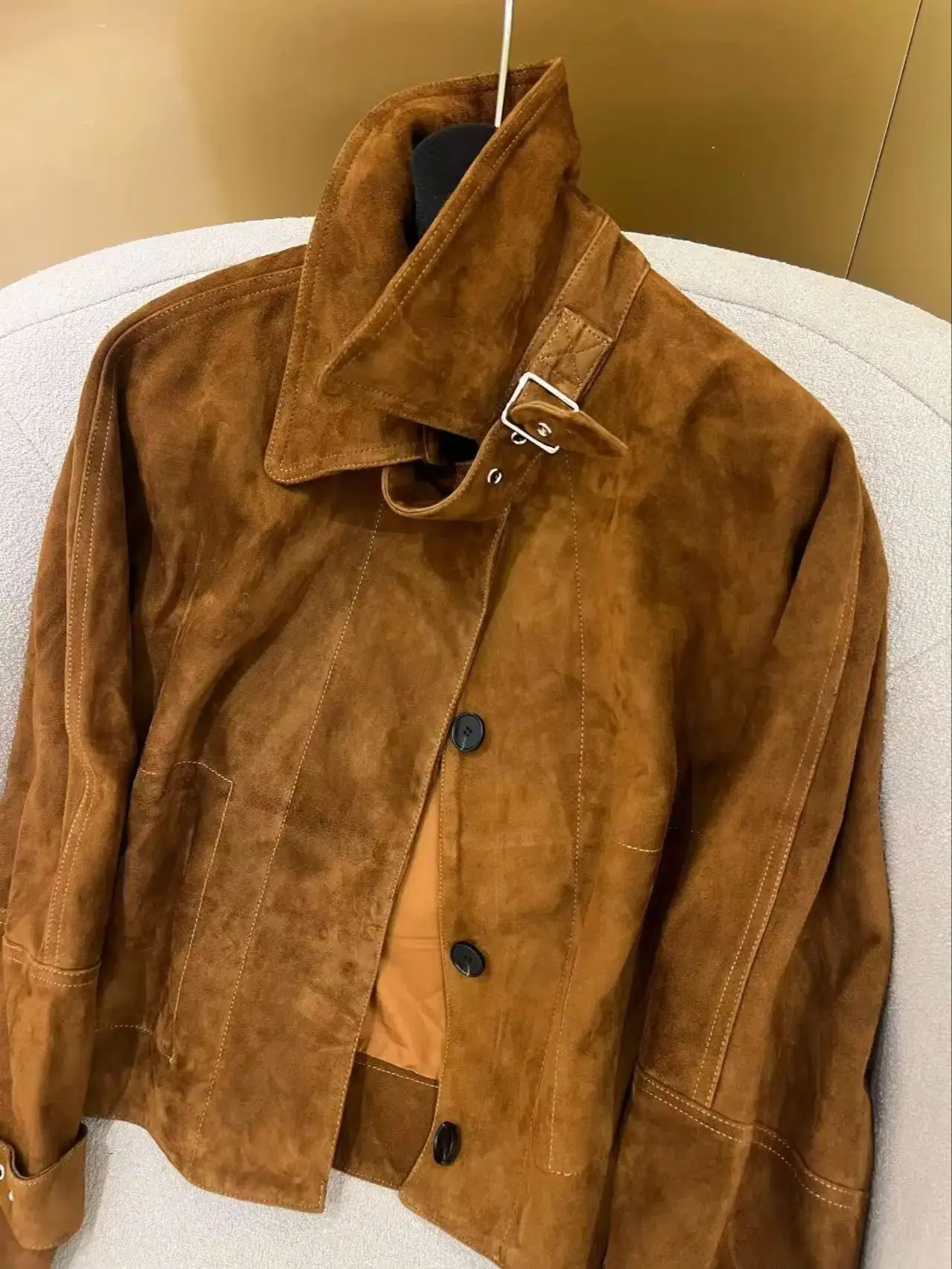 カジュアルで上品なショート丈のレディース本革スエードジャケット