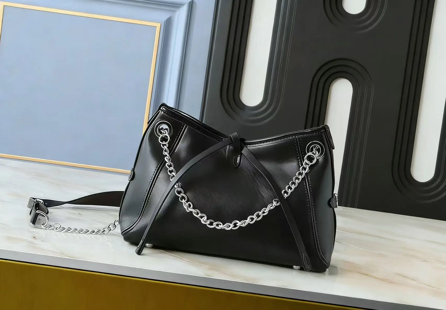 

Fashion Black Women's Chain Leather Shoulder Bag Commuter Crossbody Bag Versatile Tote Bag No Box (26-17-10 cm) N8