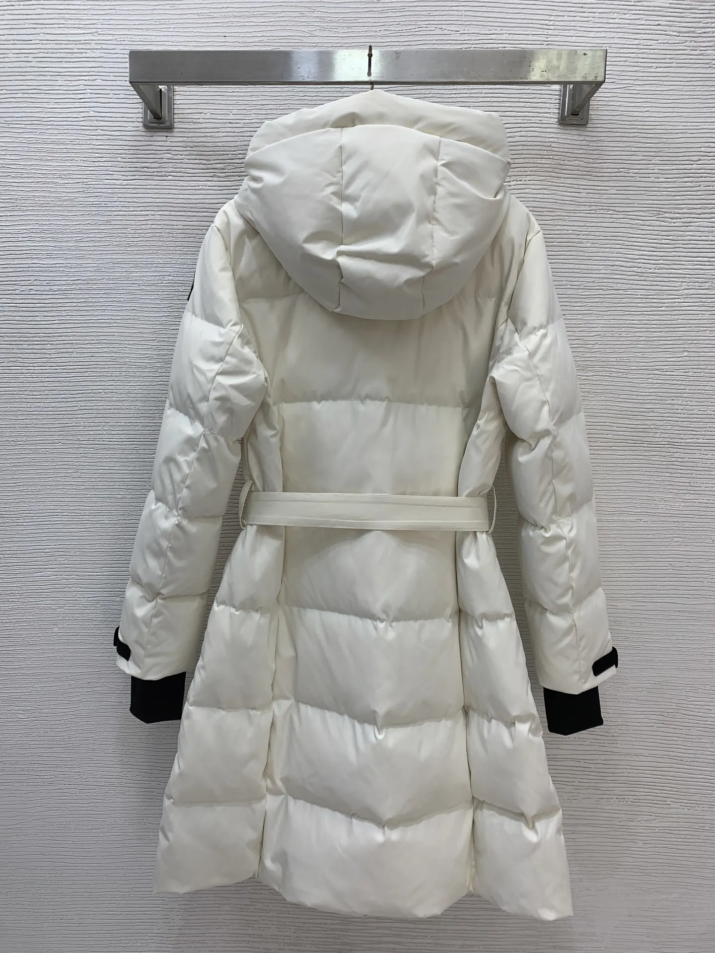 

Women‘s Ski Jacket Mid-Length Belted Hooded Down Coat Thumbhole Cuffs Winter Waterproof Warm Puffer Coat