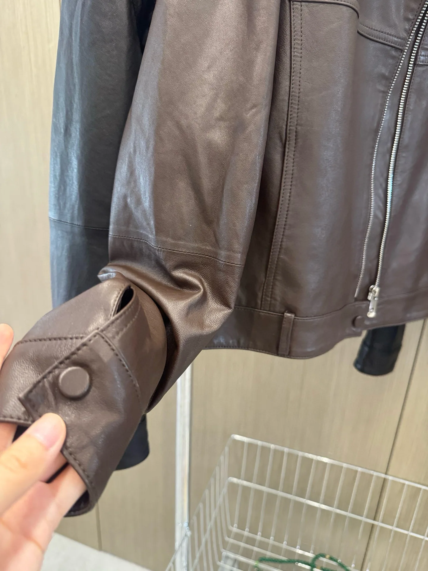 Giacca corta in pelle da donna elegante e casual con cerniera