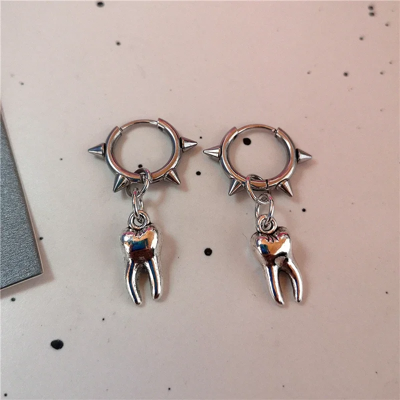 Y2K Punk Sicherheitsnadel Zahn-Stern-Herz-Spiral-Charm Creolen-Set Silberfarbene Ohrringe für Frauen E-Girl Grunge Ästhetik