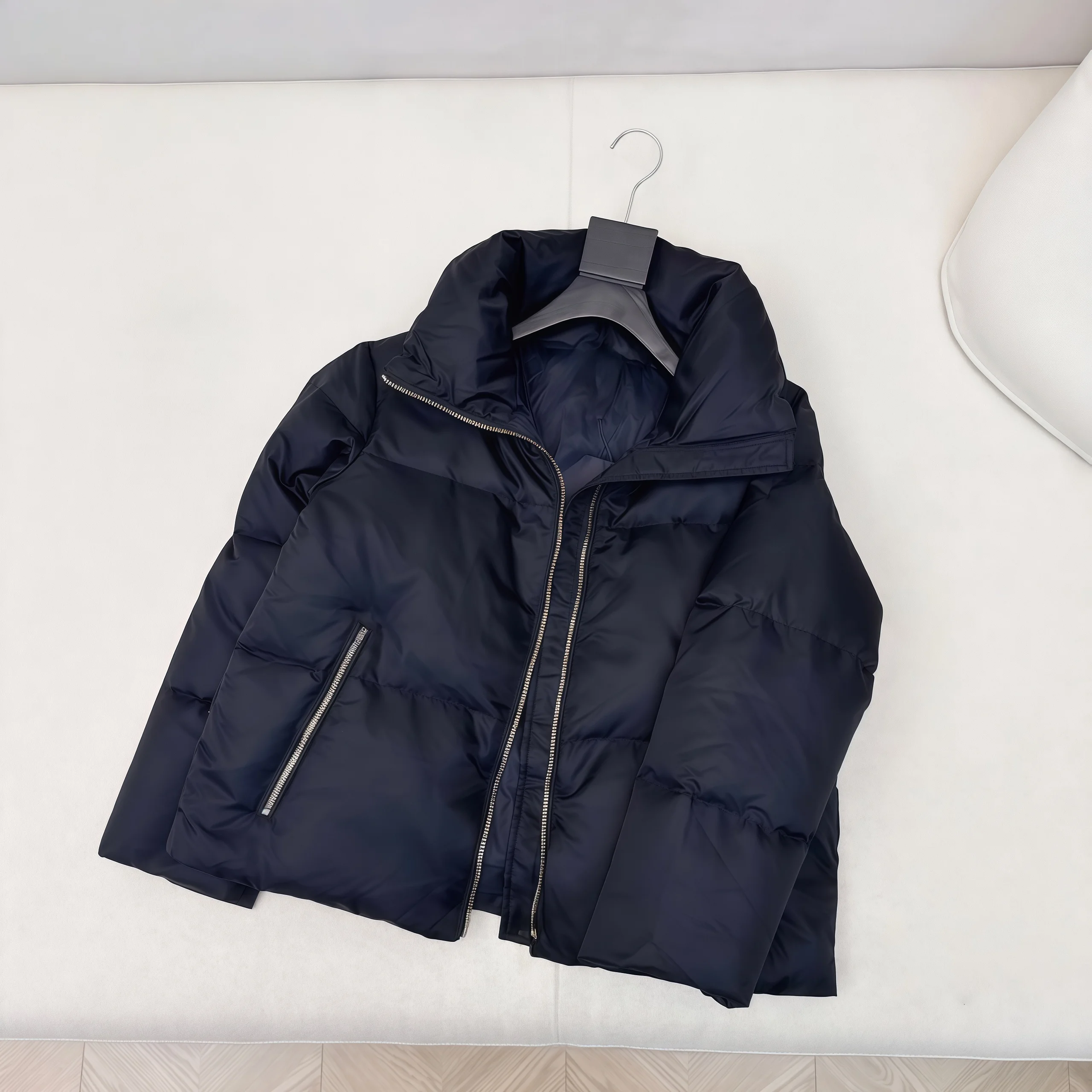 وصل حديثًا سترة بغطاء للرأس لخريف وشتاء 2025 مع قطع ثلاثية الأبعاد على شكل حرف H وأصفاد برباط مرن