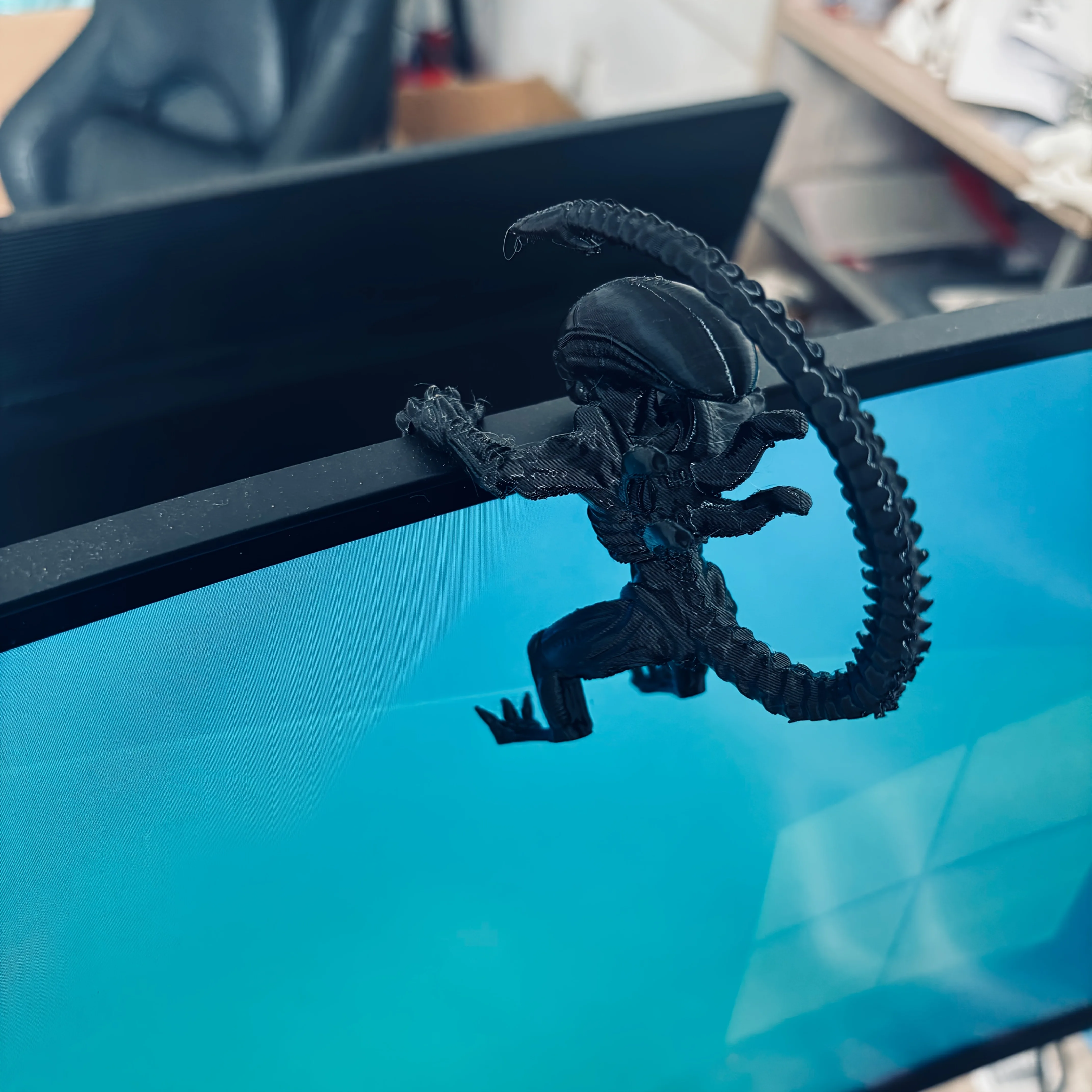 1 Stück Alien-Bildschirmdekoration, Computerbildschirm-Ornament, Sci-Fi-Film-Merchandise, Ausgefallenes Desktop-Geschenk, Alien-Gesicht umarmende Kreatur Bildschirmdekoration. Monitor-Dekoration, Lustiges Stressabbau-O – Detail 7