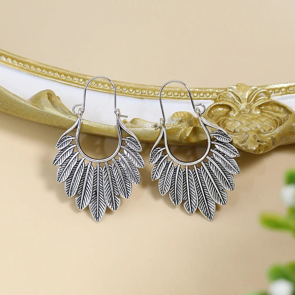 Vintage Ethnic Peach Heart Flower Leaf Dangle Earrings For Women Gold Color Hollow Carved Huggies Indian Earrings Jhumka Jewelry