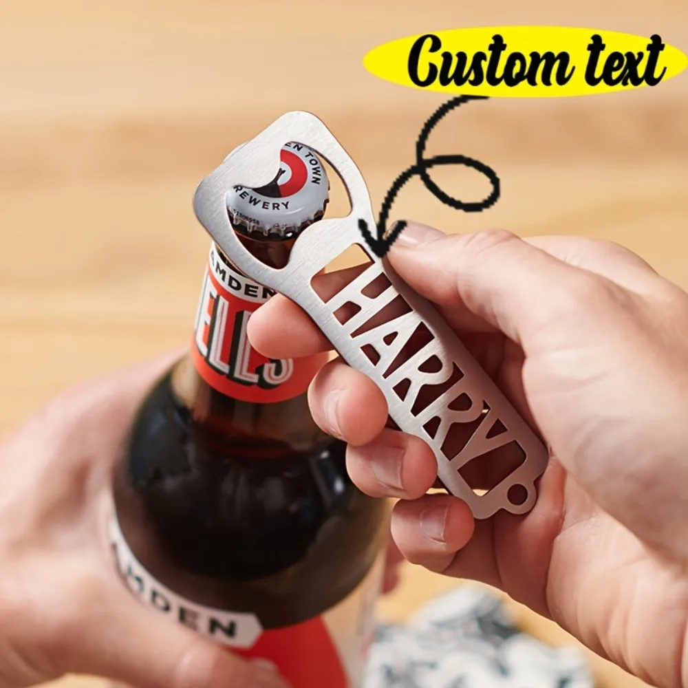 Ein personalisierter Flaschenöffner-Schlüsselanhänger aus Edelstahl mit individuellem, ausgehöhltem Buchstaben-Design, langlebig und rostbeständig, ein ideales Geschenk für Herren zu Sommerpartys,