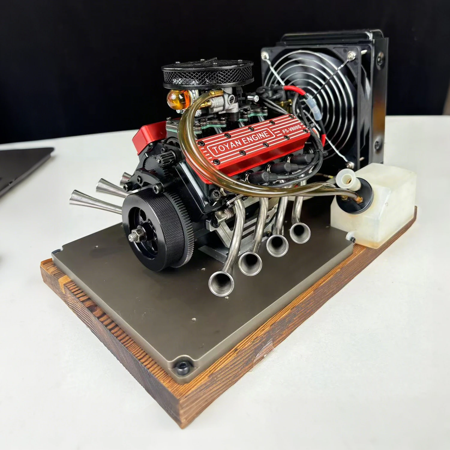 

TOYAN FS-V800WGPC Металлическая четырехтактная модель двигателя 28 куб.см Модель двигателя с водяным охлаждением (включает основа) Механическая подарочная игрушка