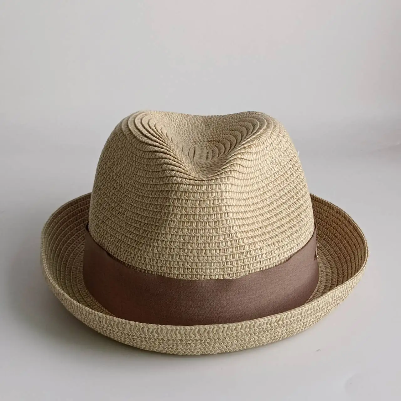 Image of Vintage Stroh-Fedora-Hut für Damen und Herren mit Hohlgewebe, Klassischer Kurzer Rollrand-Sonnenhut, Retro Braunes Band mit Metall-Logo-Dekor für Outdoor und Urlaub