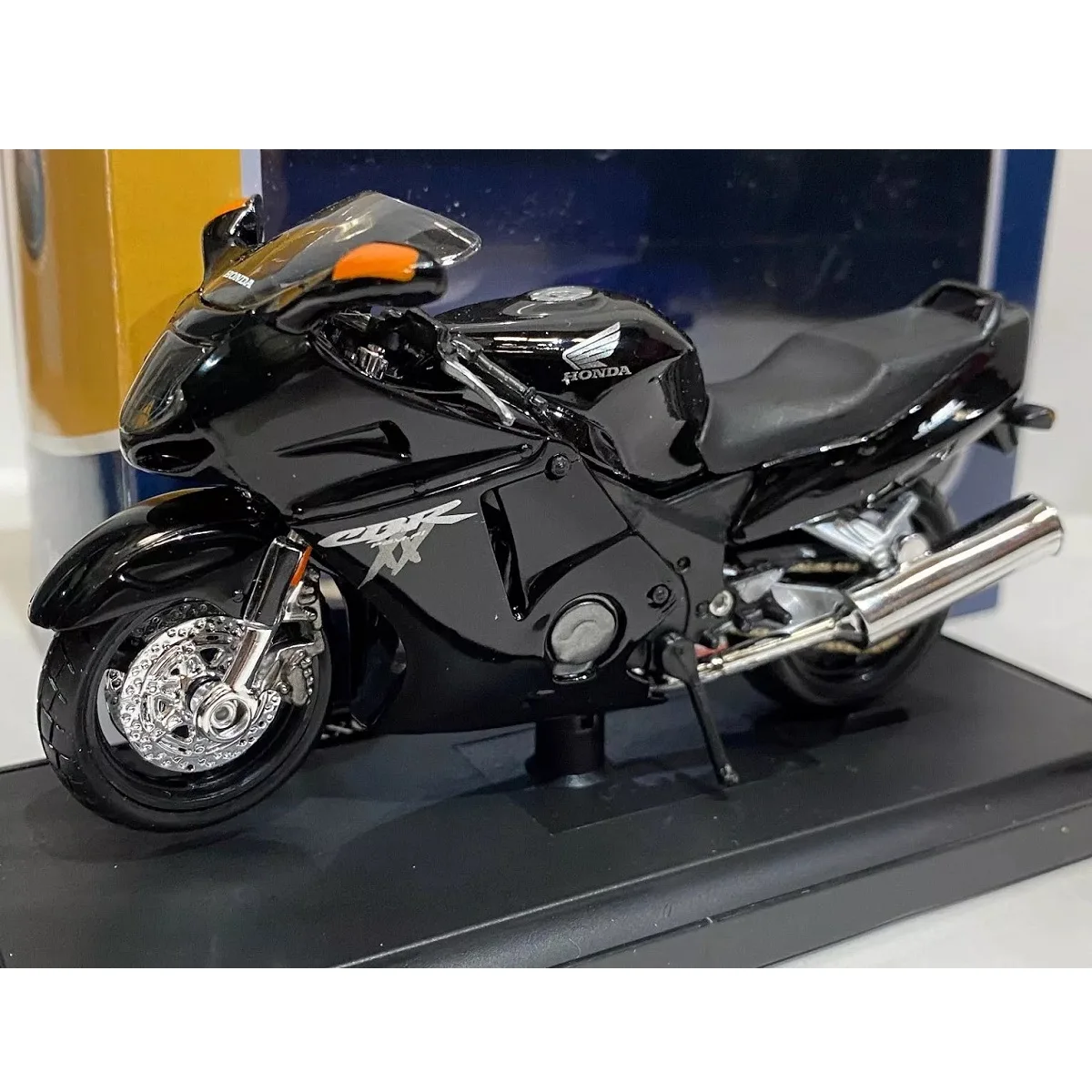 Maisto 1100 XX CBR model motorcycle 1:18 scale Diecast miniature collection Legendary Bikes high quality detail box presentation packaging with window display stand with brand and model