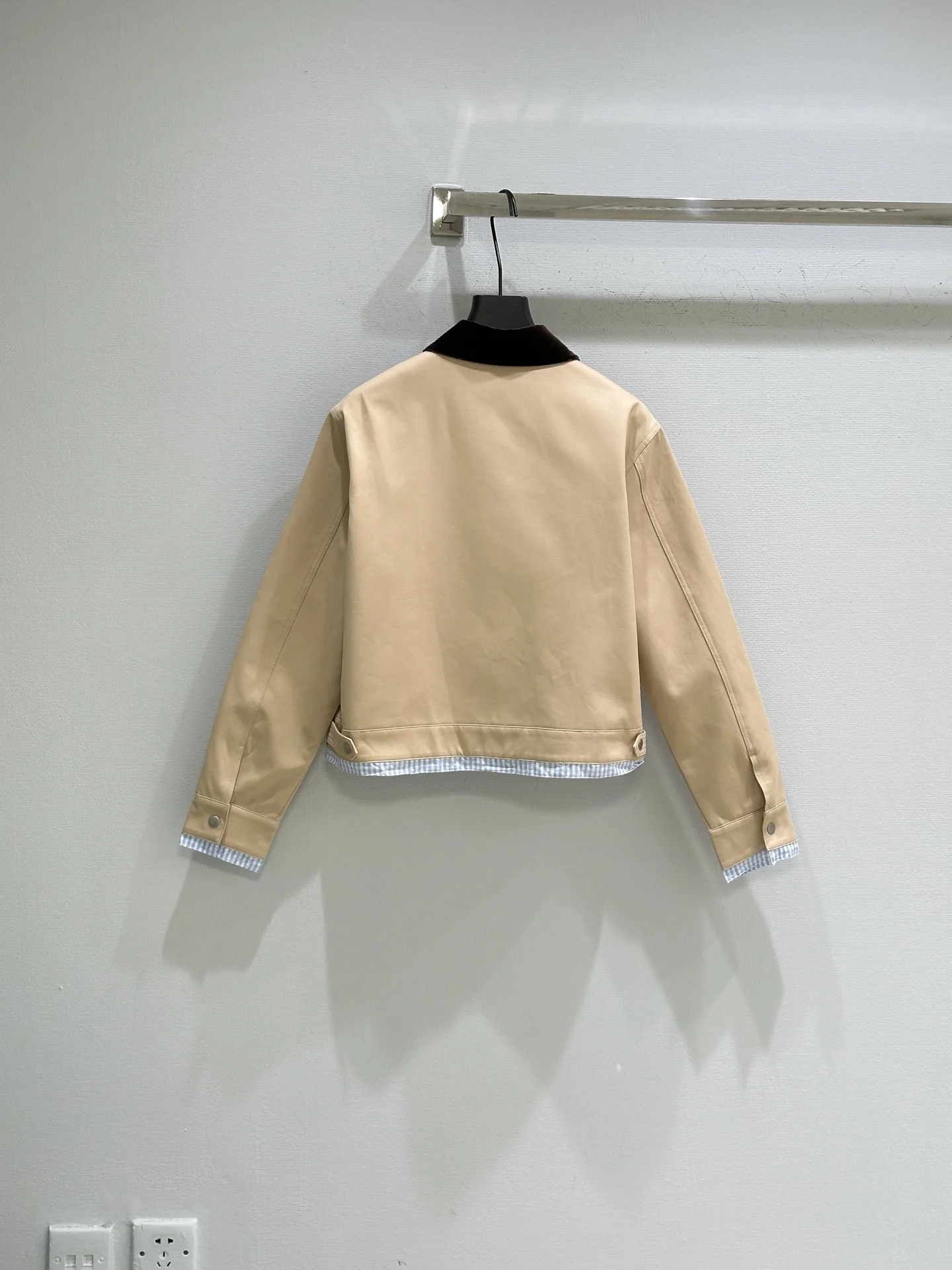 

2025 осенне-зимняя новая женская одежда кофейного цвета, основной тон с синими и белыми полосатыми пуговицами, клетчатая куртка контрастного цвета