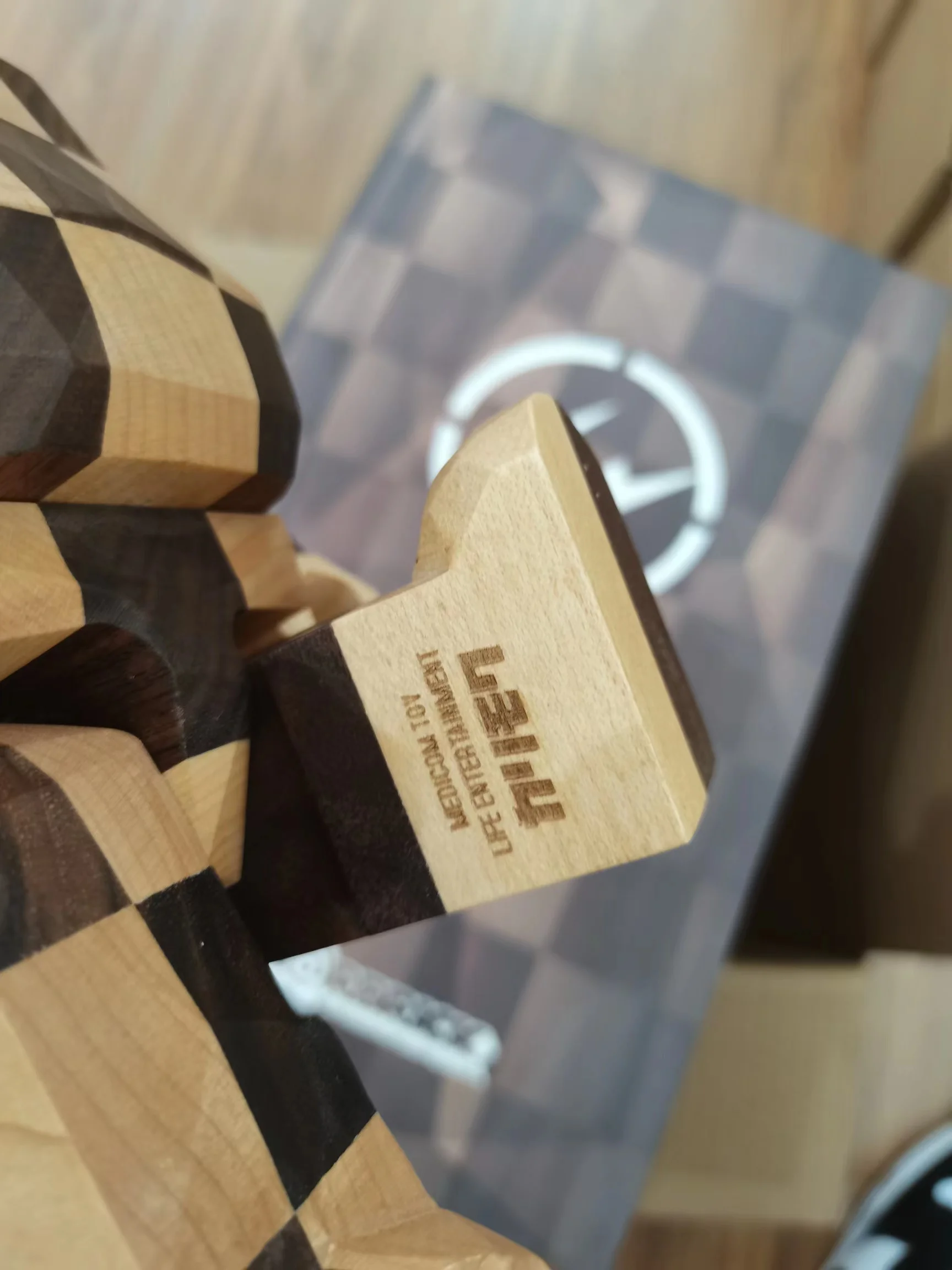 Bearbrick 400% Karimoku Chess Wood Diamond Chess Walnut Bear First Generation Full Line Sticker Laser Label Color Box Packaging