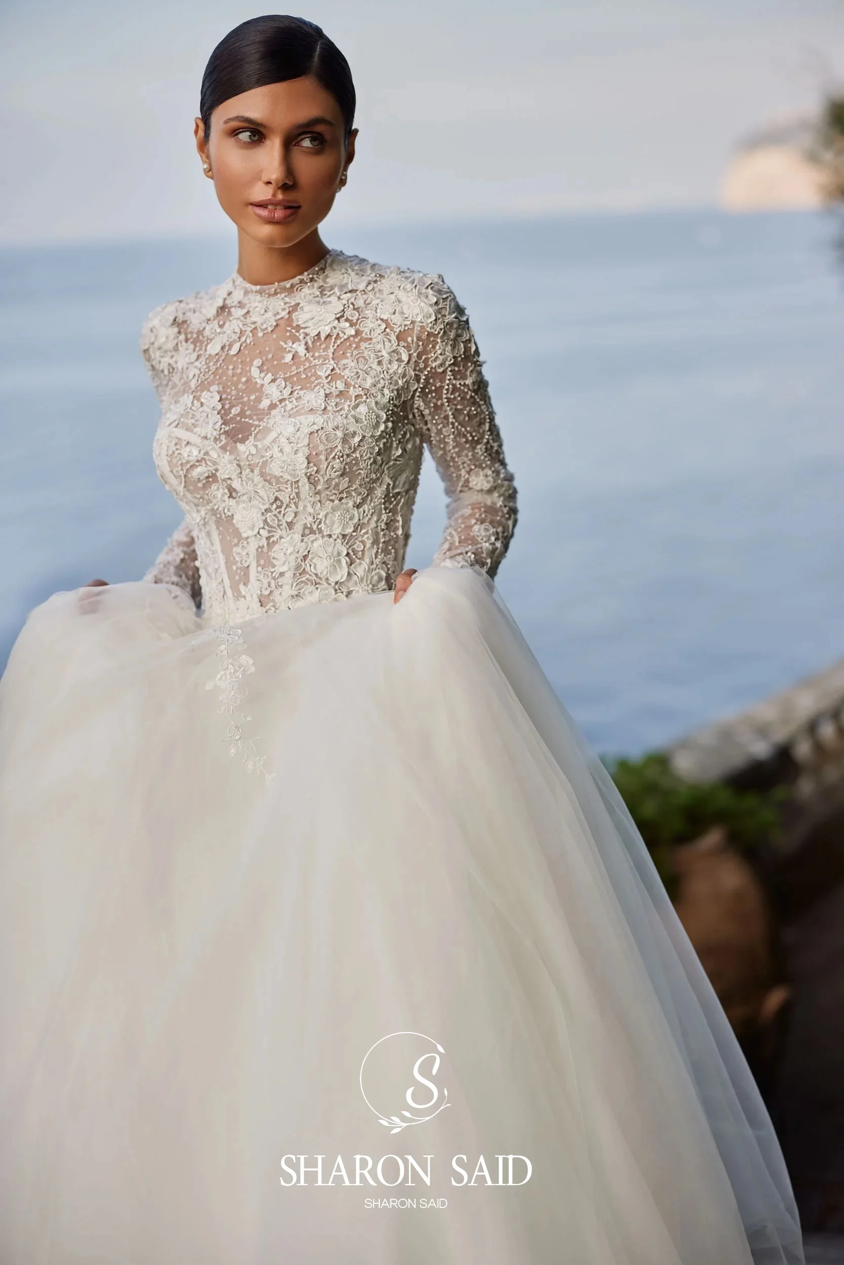 シャロンは2025年エレガントなハイネックAラインチュールウェディングドレスヴィンテージロングスリーブオフホワイトパールブライドガウンSW499カスタマイズと言った。