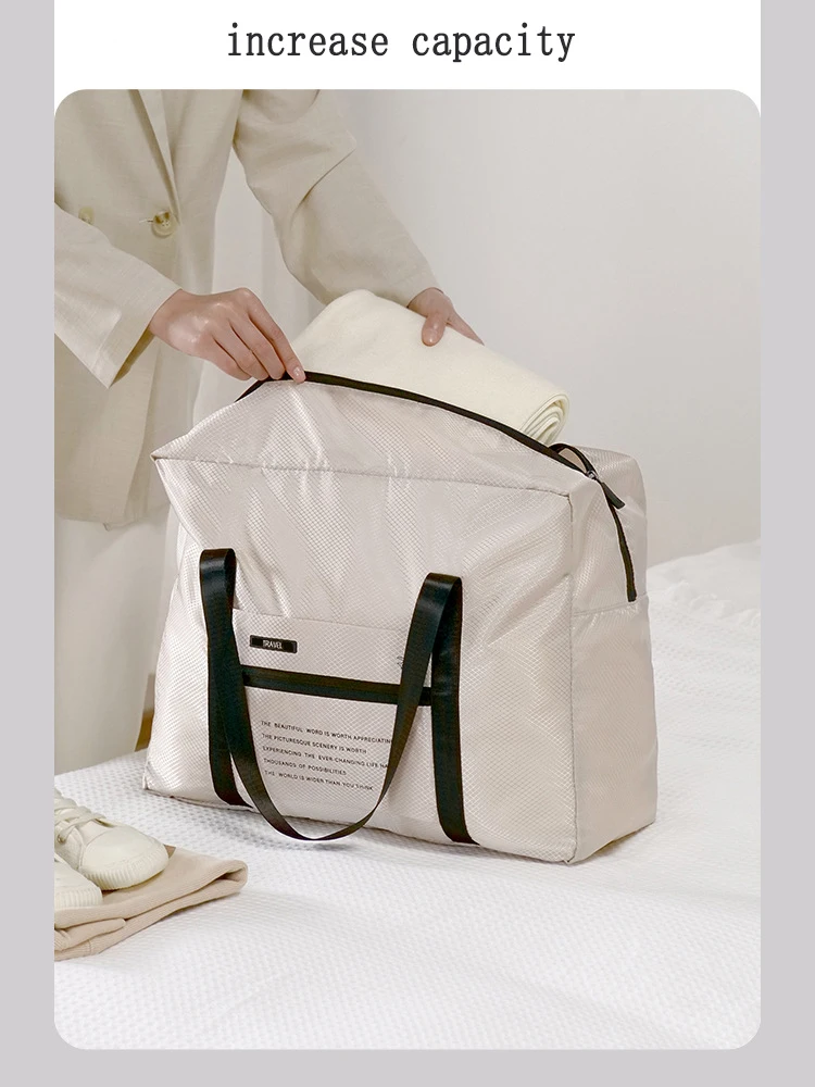 A foldable handbag that can be attached to the luggage handle, with a large capacity to hold travel essentials; it can also be folded into a compact storage bag in just a few simple steps, saving space at home when not in use. When traveling for work, it can be unfolded to store items, and folded up on the way back, combining 