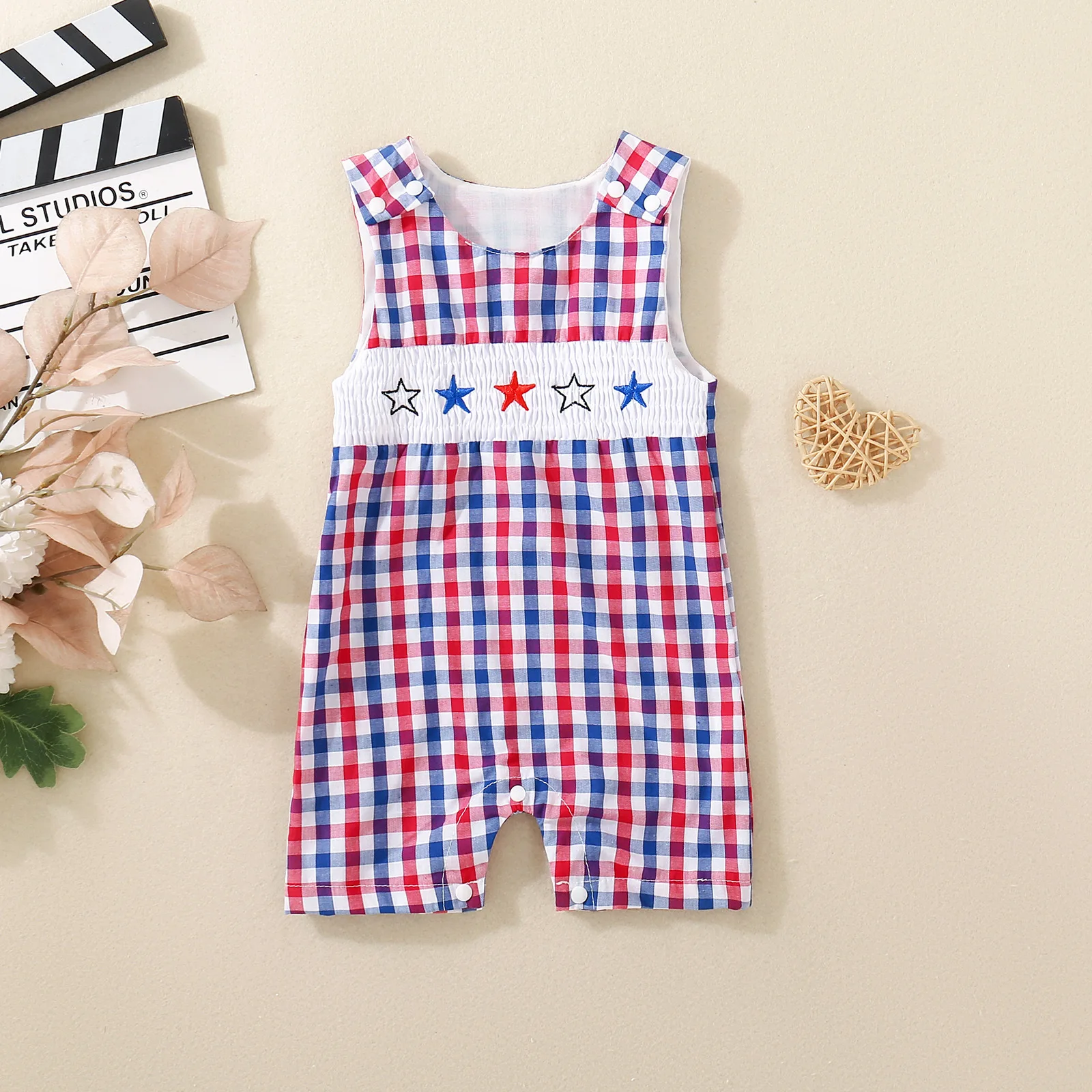 

Детский красный/белый/синий комбинезон в клетку: звездный декор + дизайн на подтяжках — подходит для мальчиков и девочек 0–18 месяцев.