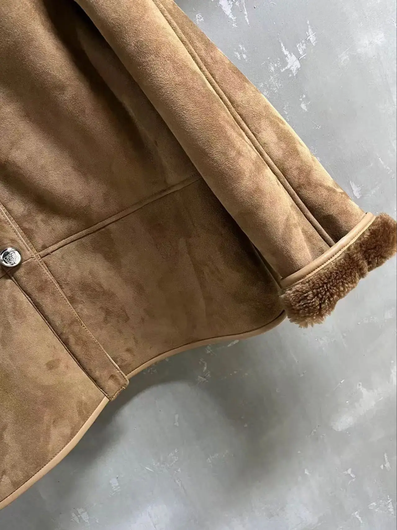 Chaqueta clásica de piel de ante con cuello en V de alta calidad.