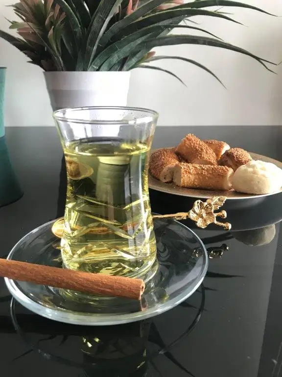 Juego de té turco de Pasabahce transparente, Juego de vasos y platos (juego de 6), 12 piezas, elegante juego de té hecho a mano, capacidad: 5 1/4 oz de EE. UU.