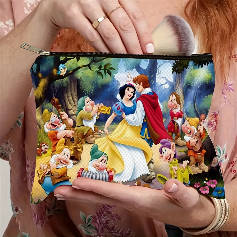 1 bolsa de maquillaje de viaje multifuncional con diseño vintage verde bosque de la película "Blancanieves y los siete enanitos" de Disney, bolsa para guardar refrigerios, bolsa para artículos de baño, bolsa para guardar artículos de papelería para estudiantes y profesores, bolsa con cremallera estampada de doble cara, perfecta para viajes y uso diario, regalo ideal para amigos.