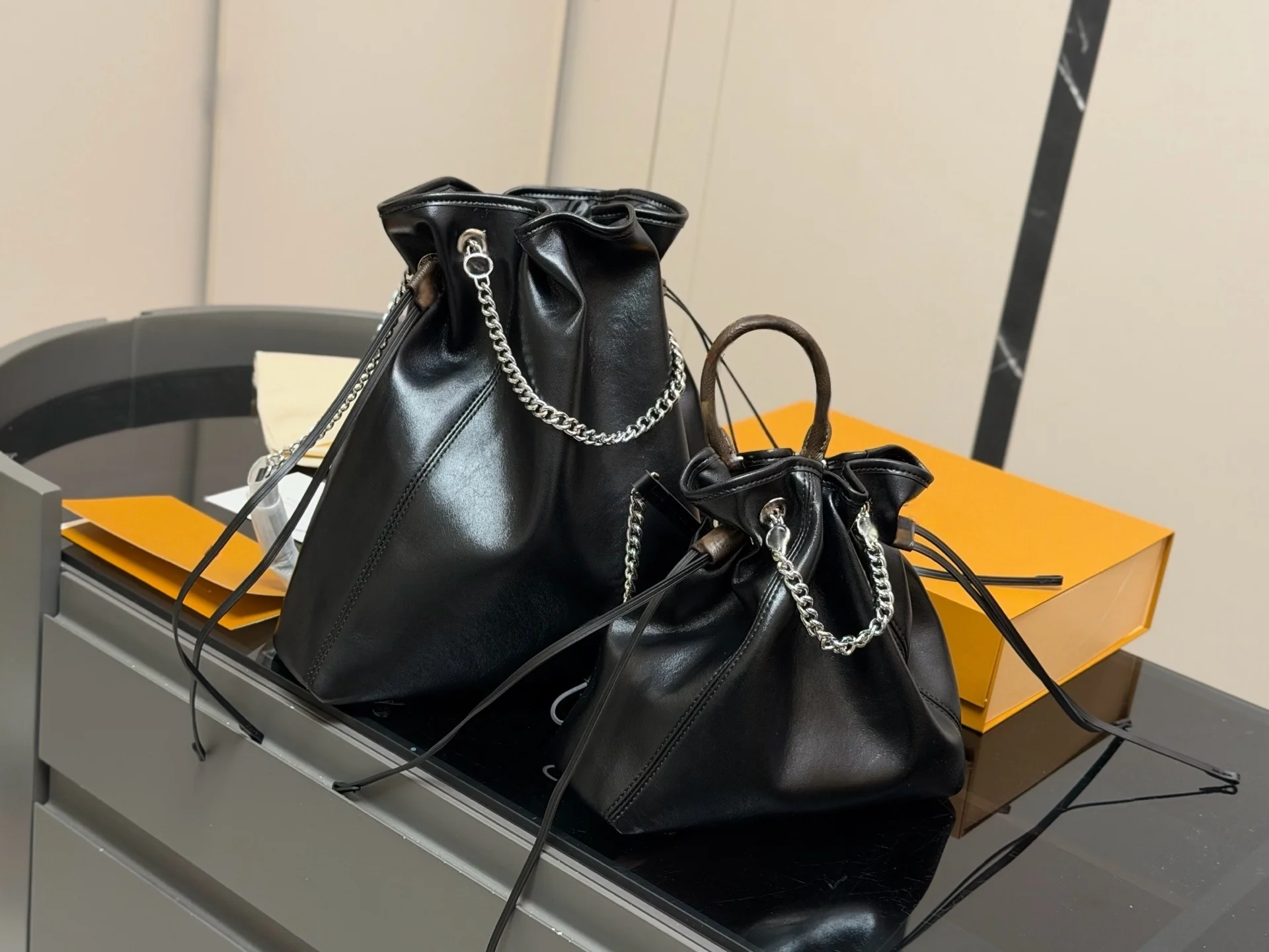 

2025 New SIZE: 34X34 OR 26X26 CM Fashionable Versatile bags leather cherry Portable can be carried on the shoulder no boxes