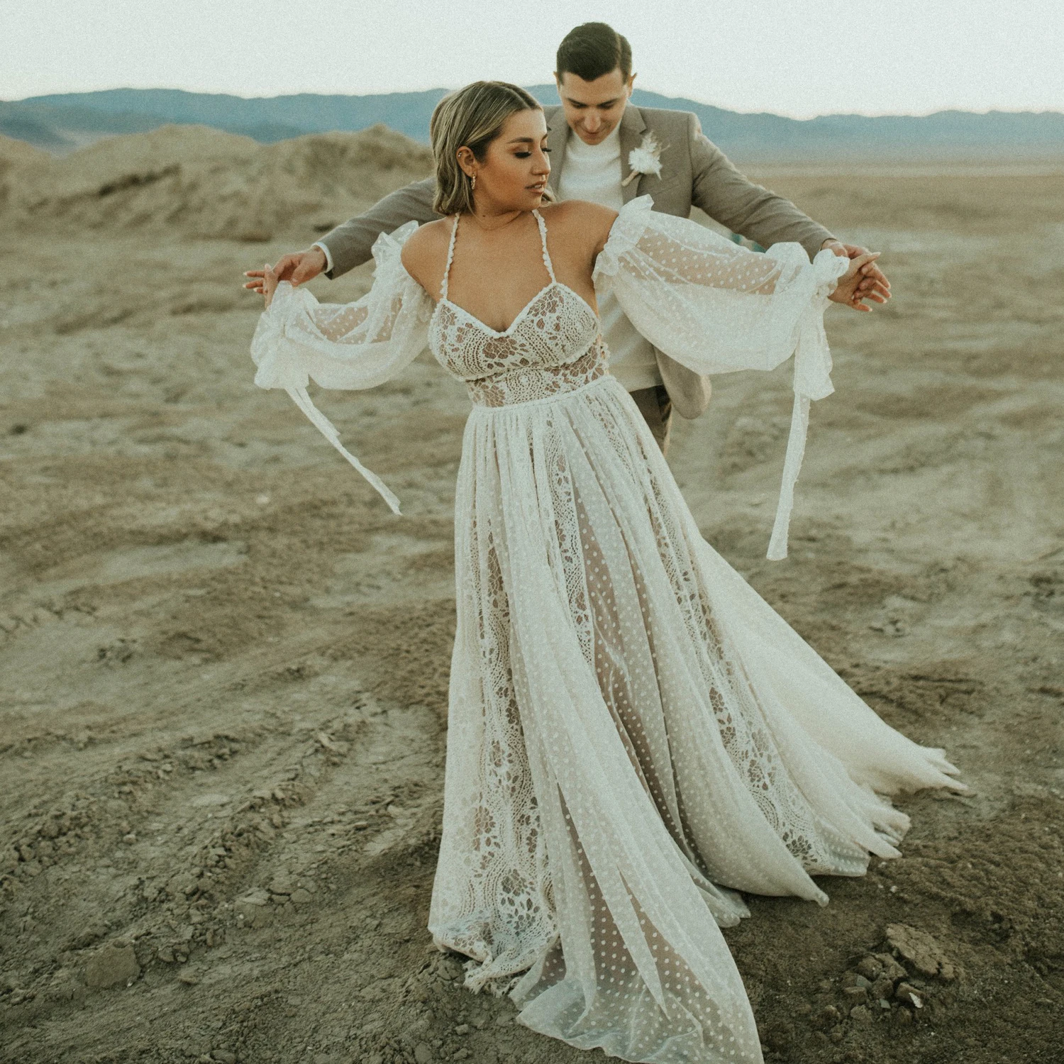 Maßgeschneidertes Boho-Brautkleid mit Spaghettiträgern und Elopement-Brautkleid, rückenfreies Korsett, gepunktete Spitze, langes Brautkleid mit abnehmbaren Ärmeln – Detail 5