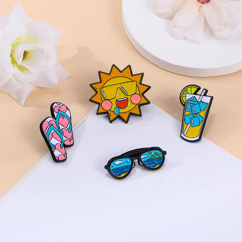 Broche en émail de dessin animé Cool Summer Denci, lunettes de soleil créatives, tongs de jus de soleil, sac à dos, accessoires vestisens, insigne d'épinglette