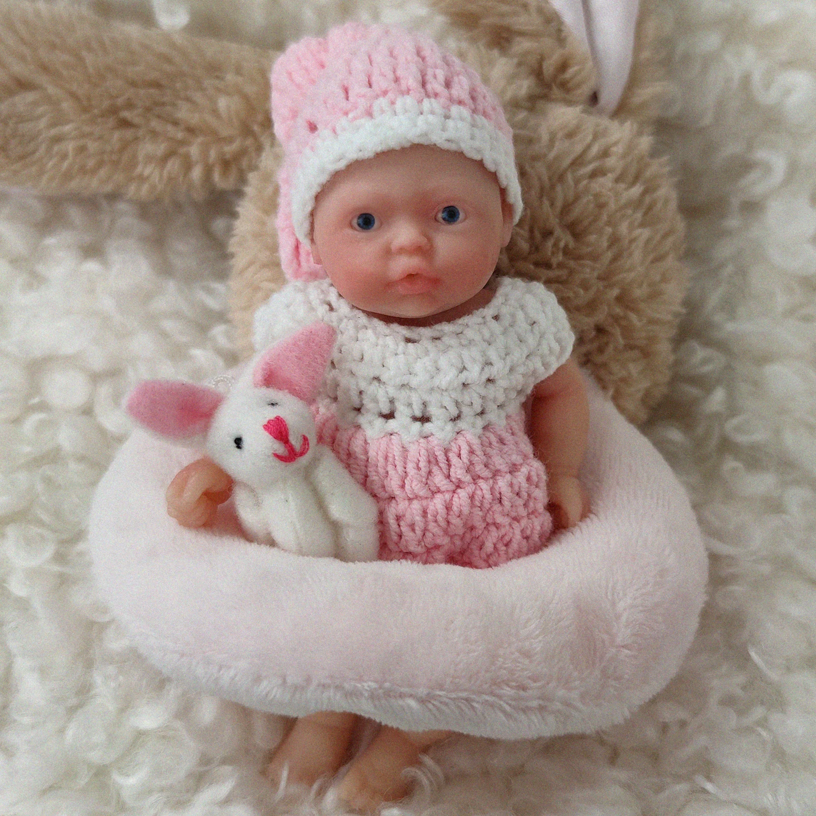 4,5 Zoll große, lebensechte Babypuppe aus Silikon, Ganzkörper-Miniatur mit rosa Outfit, Weihnachtsgeschenk für Kinder – Detail 5
