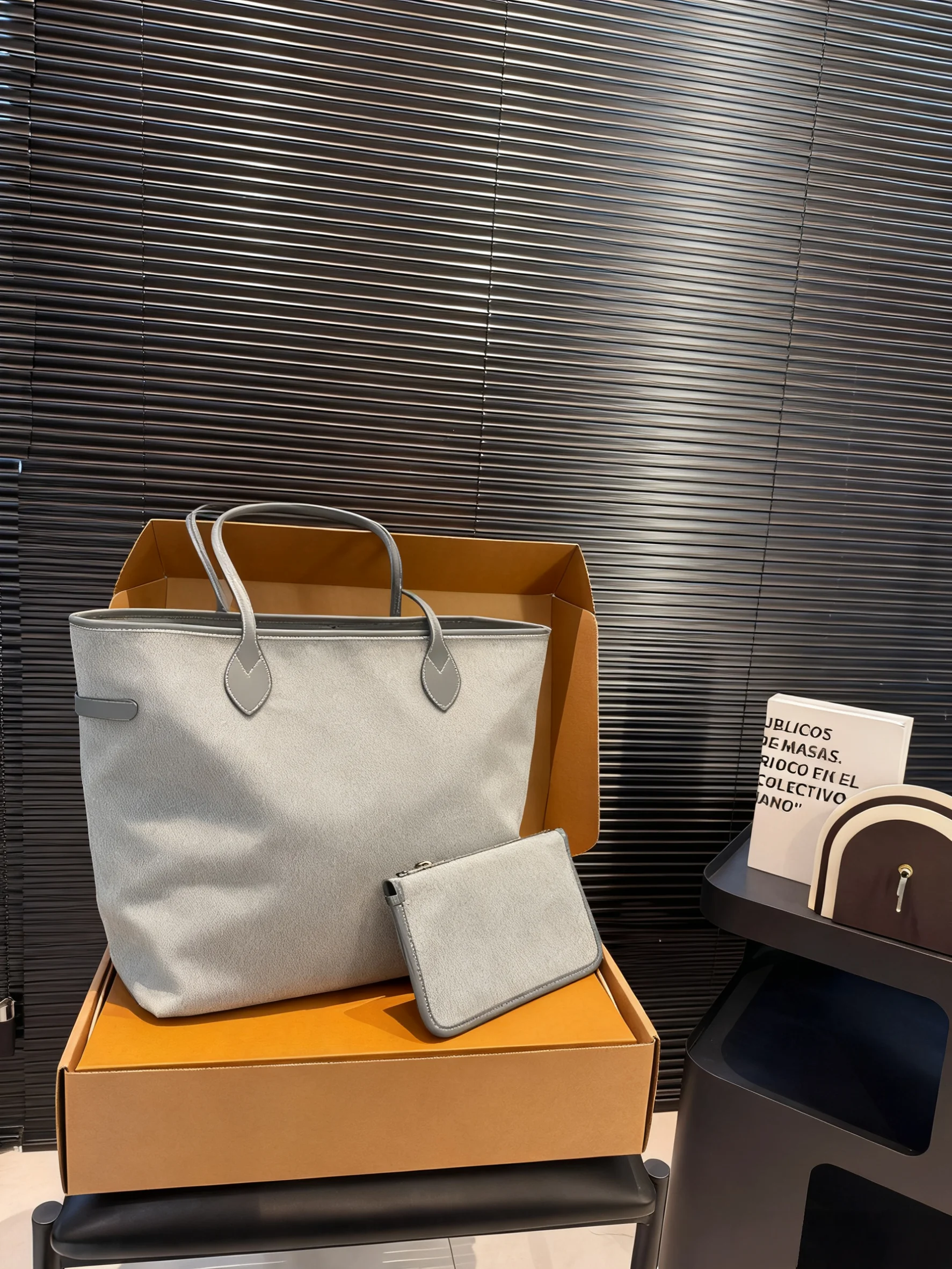 

2025 Новый размер: 33x31 Модные универсальные сумки из кожи вишни Портативные можно носить на плече без коробок